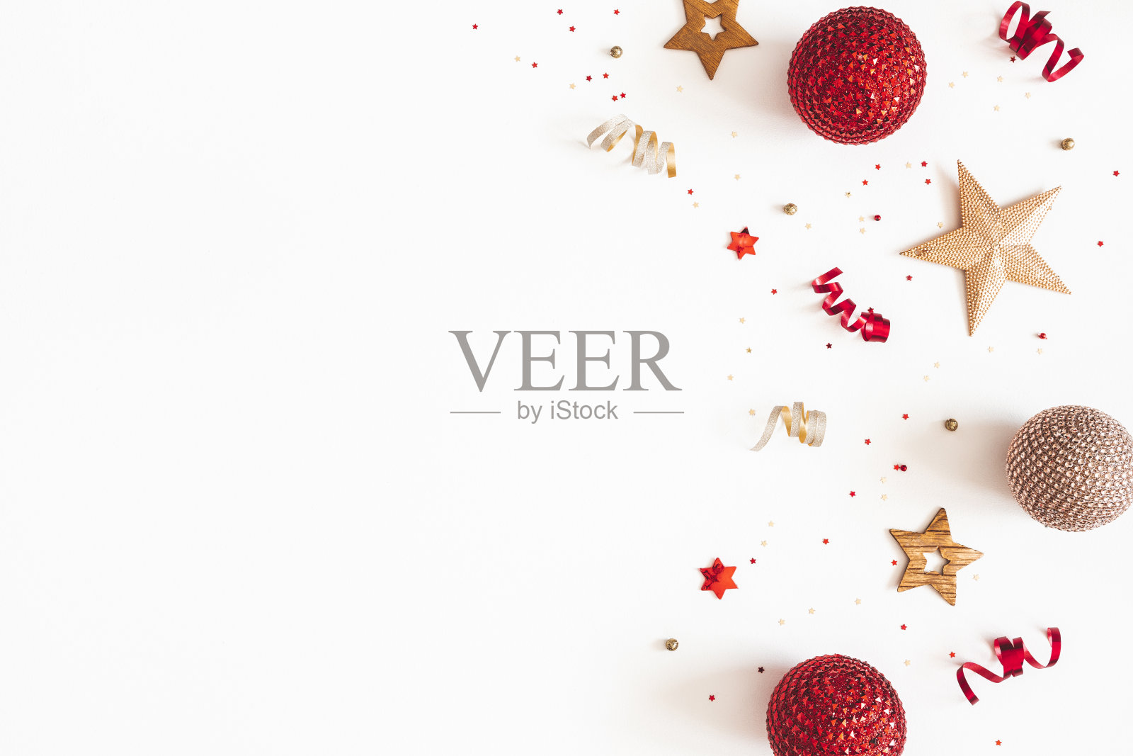 圣诞组成。白色背景上的红色和金色装饰。圣诞节，冬天，新年的概念。平铺，俯视图，拷贝空间照片摄影图片