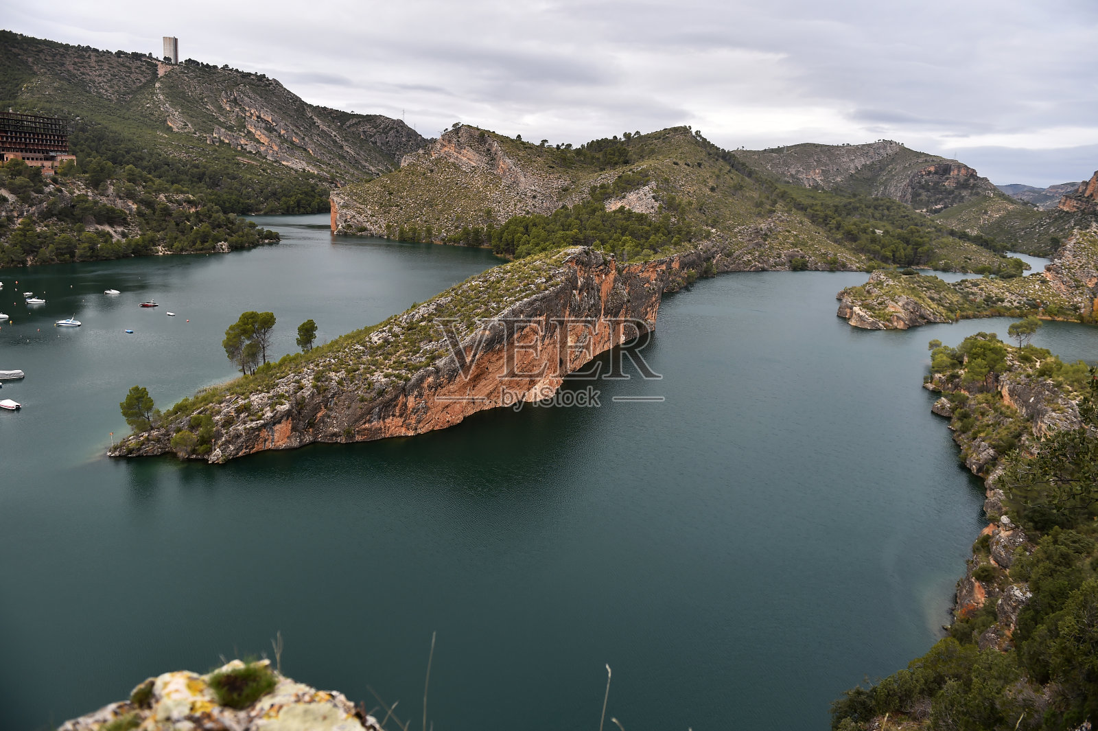西班牙的湖泊，有很多的水和自然照片摄影图片
