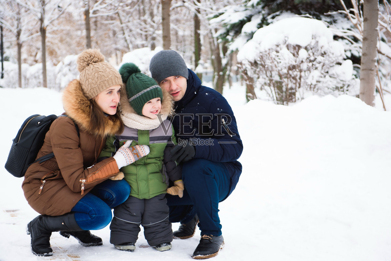 快乐的家庭在森林里玩雪照片摄影图片
