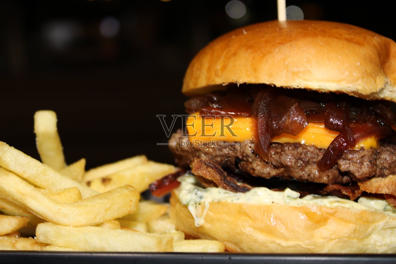 自制牛肉汉堡三明治配薯条照片摄影图片