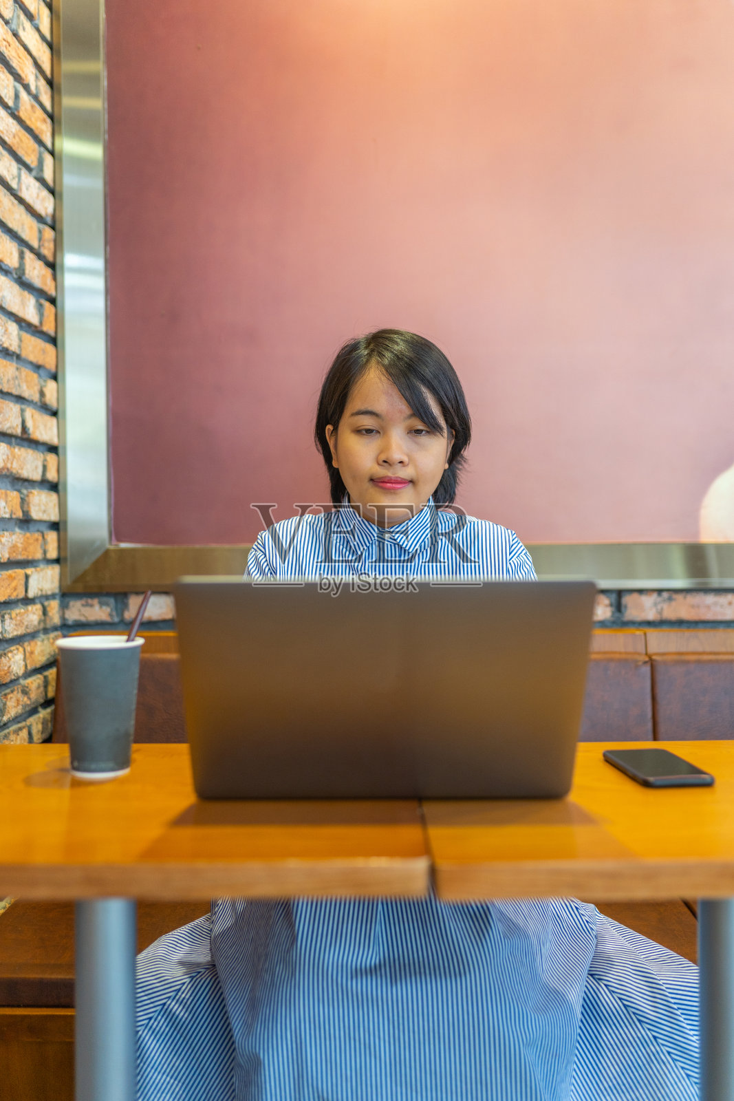年轻女性自由职业者在共同工作空间用笔记本电脑工作照片摄影图片
