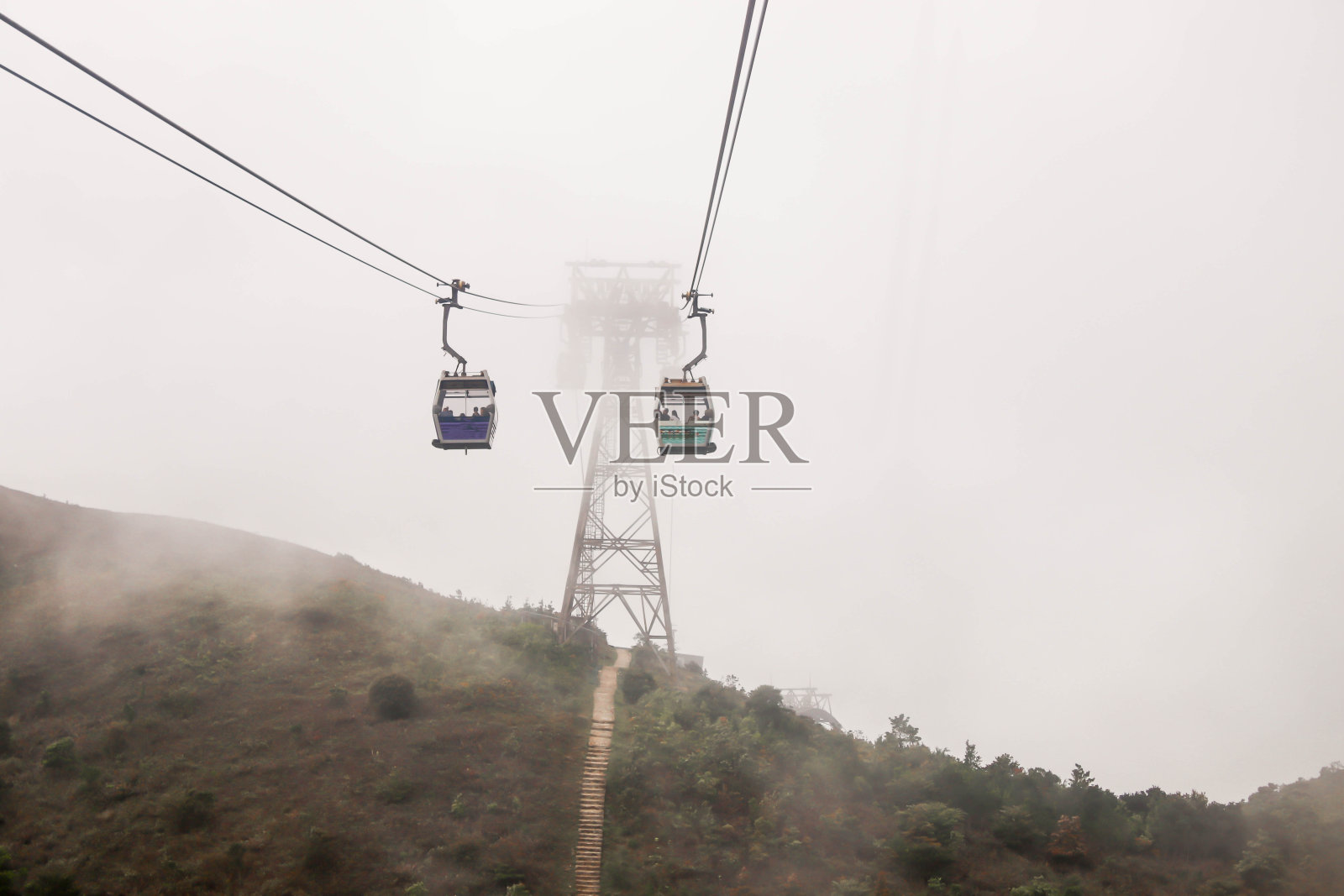 雾霾缭绕的农坪缆车照片摄影图片