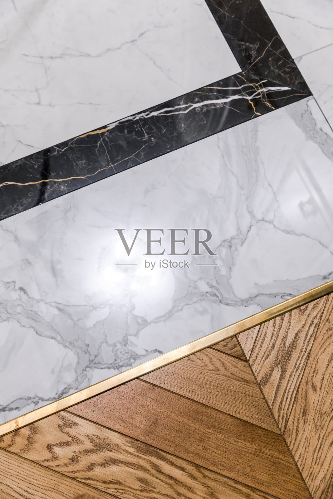 地板、大理石瓷砖和木材的接缝照片摄影图片