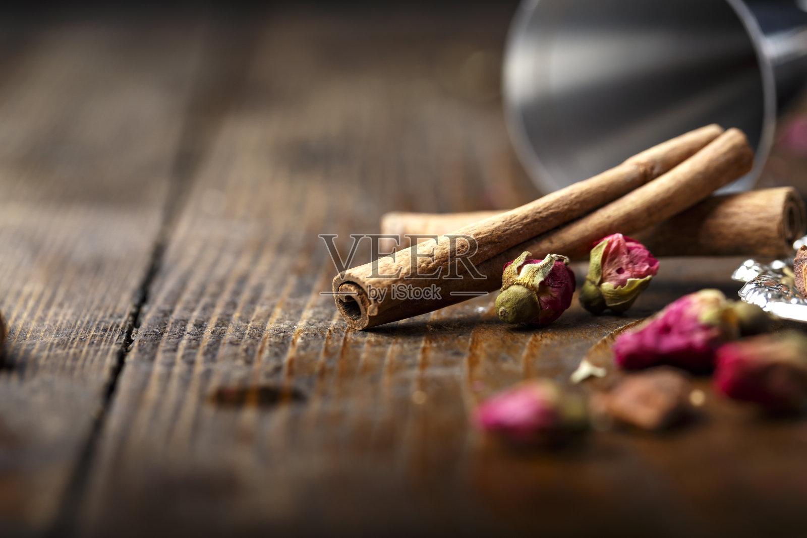 棕色的桌子上散落着肉桂棒。文本。照片摄影图片