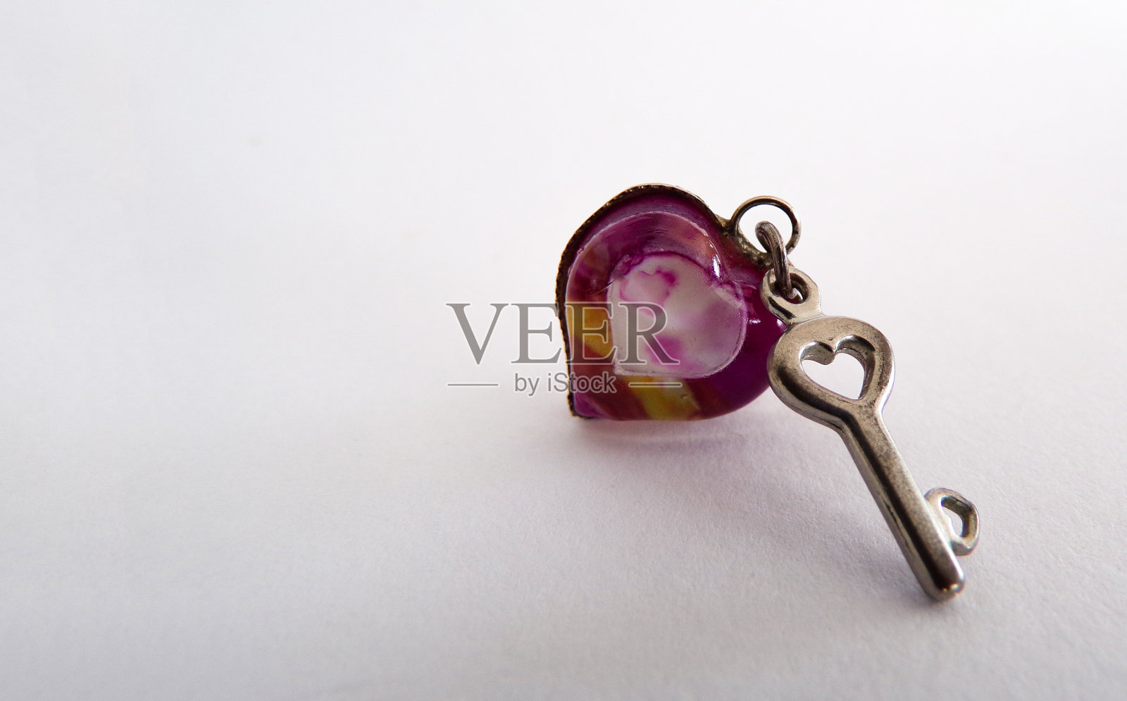 情人节用钥匙隔离心。照片摄影图片