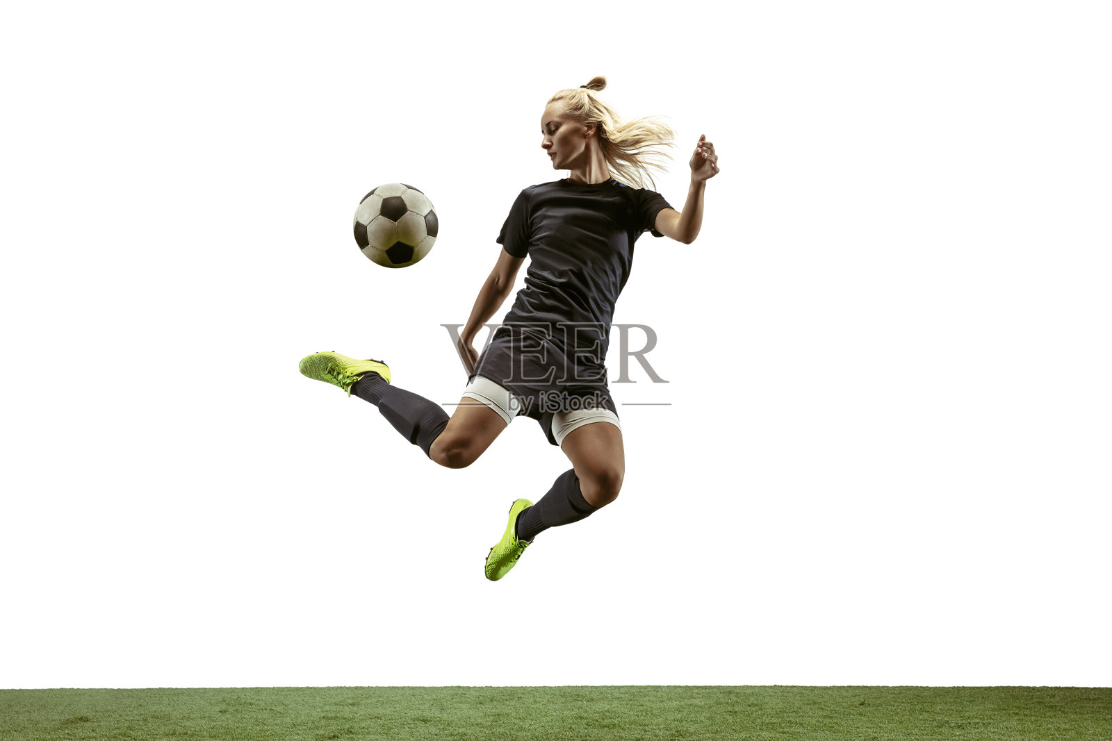 女足球运动员在体育场踢足球照片摄影图片