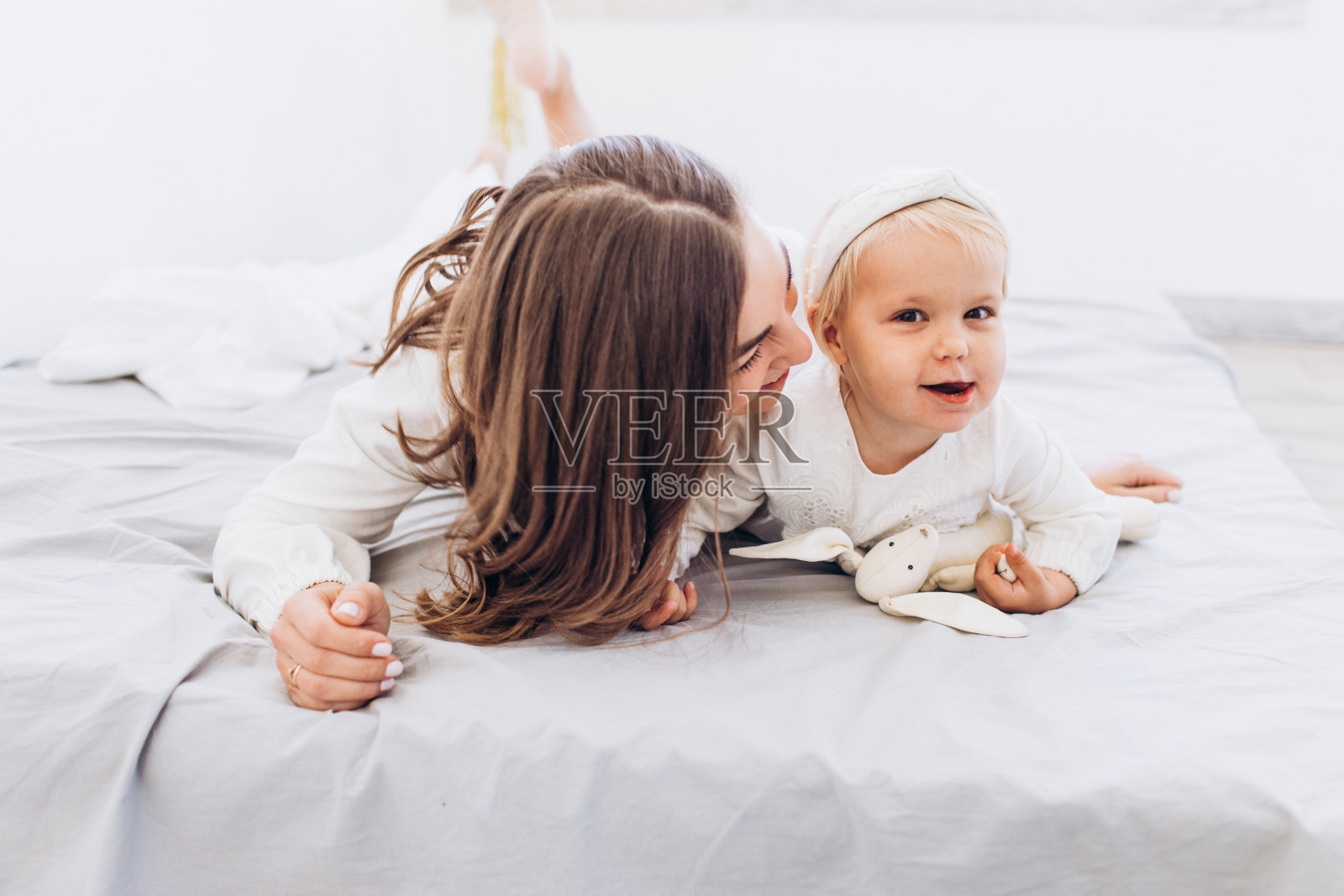 情绪母亲节。穿白色衣服的小孩。照片摄影图片