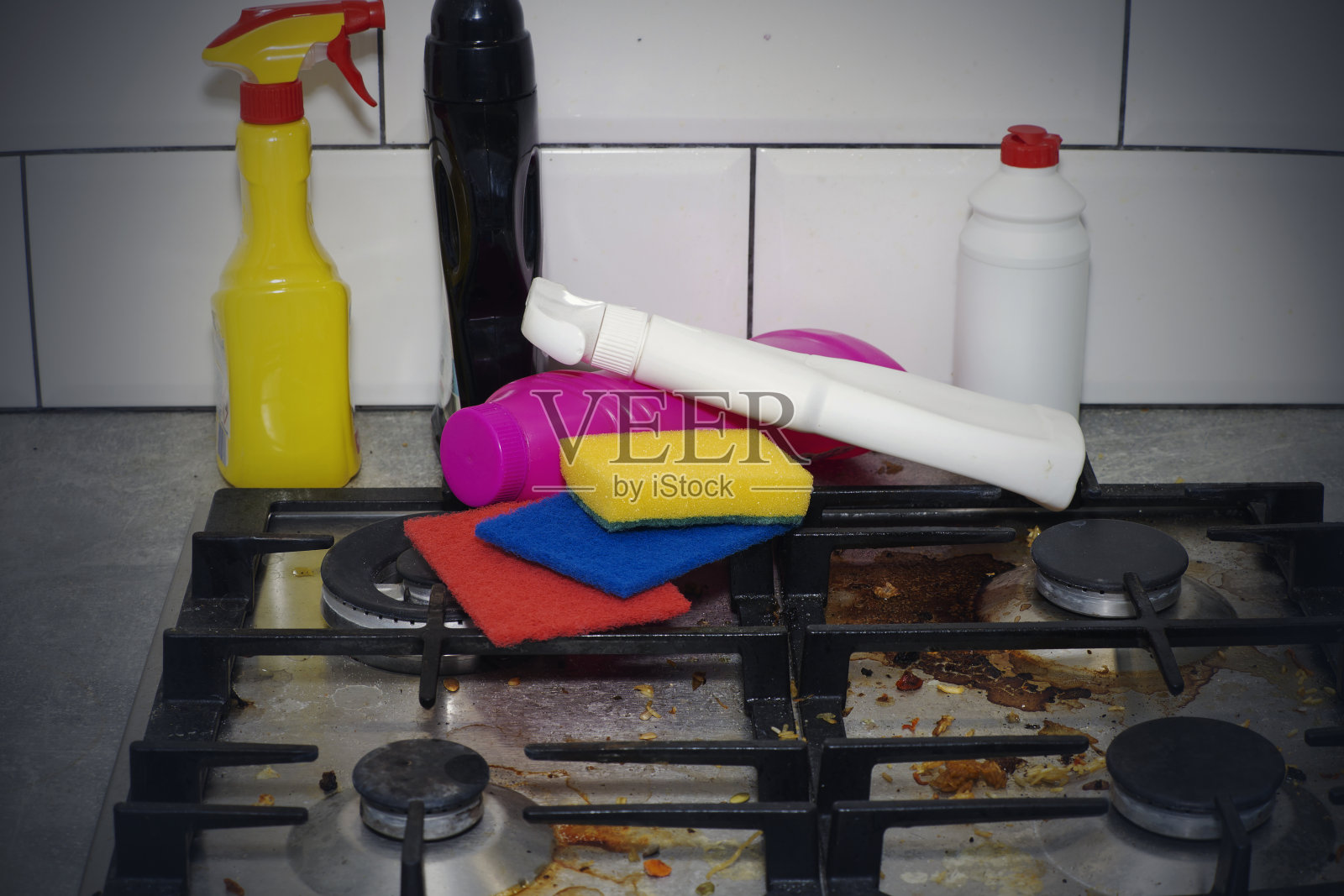 肮脏的煤气炉上放着食物残渣。打扫屋子。照片摄影图片