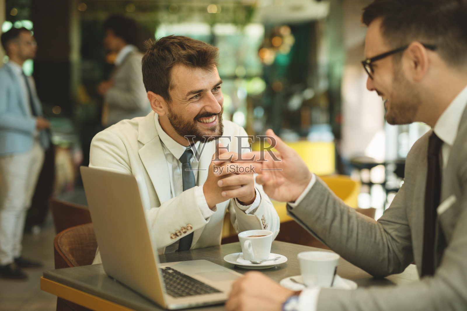 商务人士在休息时进行讨论照片摄影图片