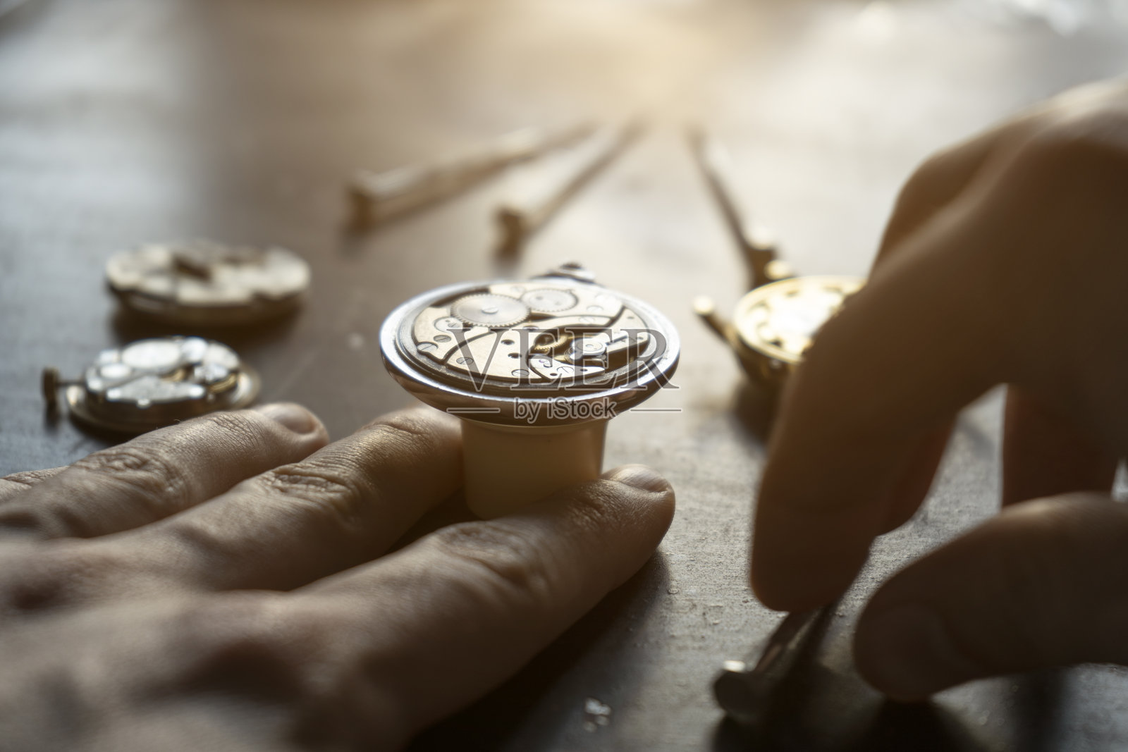 在手表上安装一个齿轮照片摄影图片