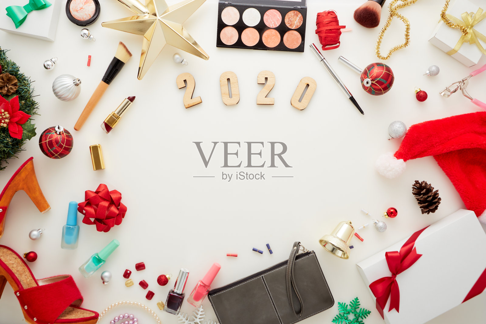 新年圣诞装饰品礼盒和女性化妆品上的装饰品照片摄影图片