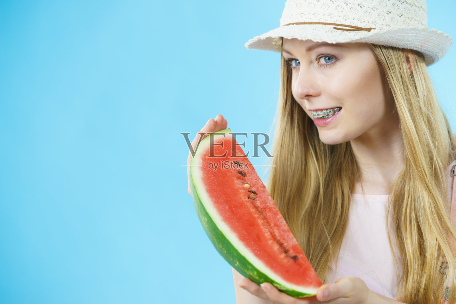 拿着西瓜的女人照片摄影图片