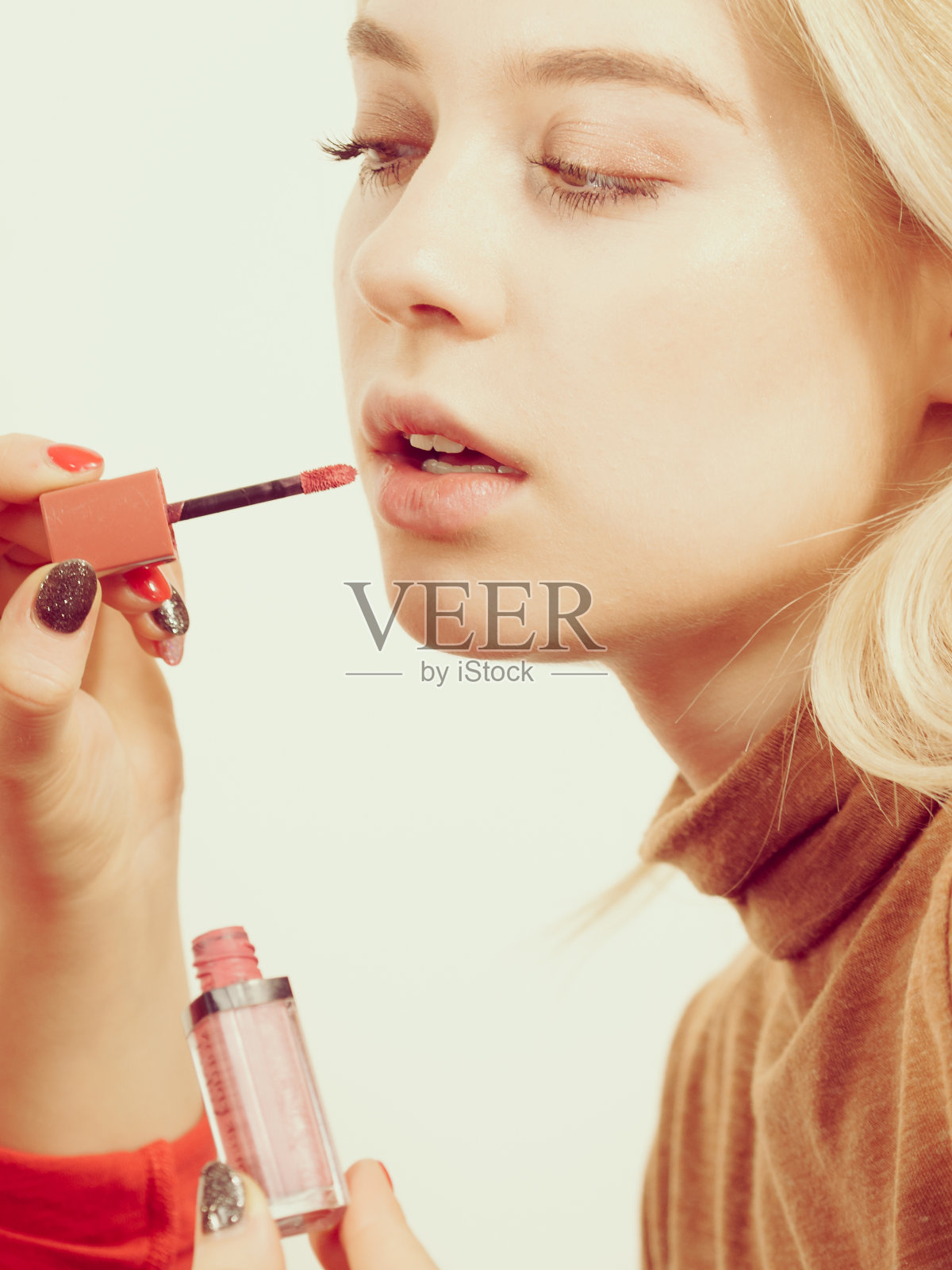 涂抹口红或唇彩的女性照片摄影图片