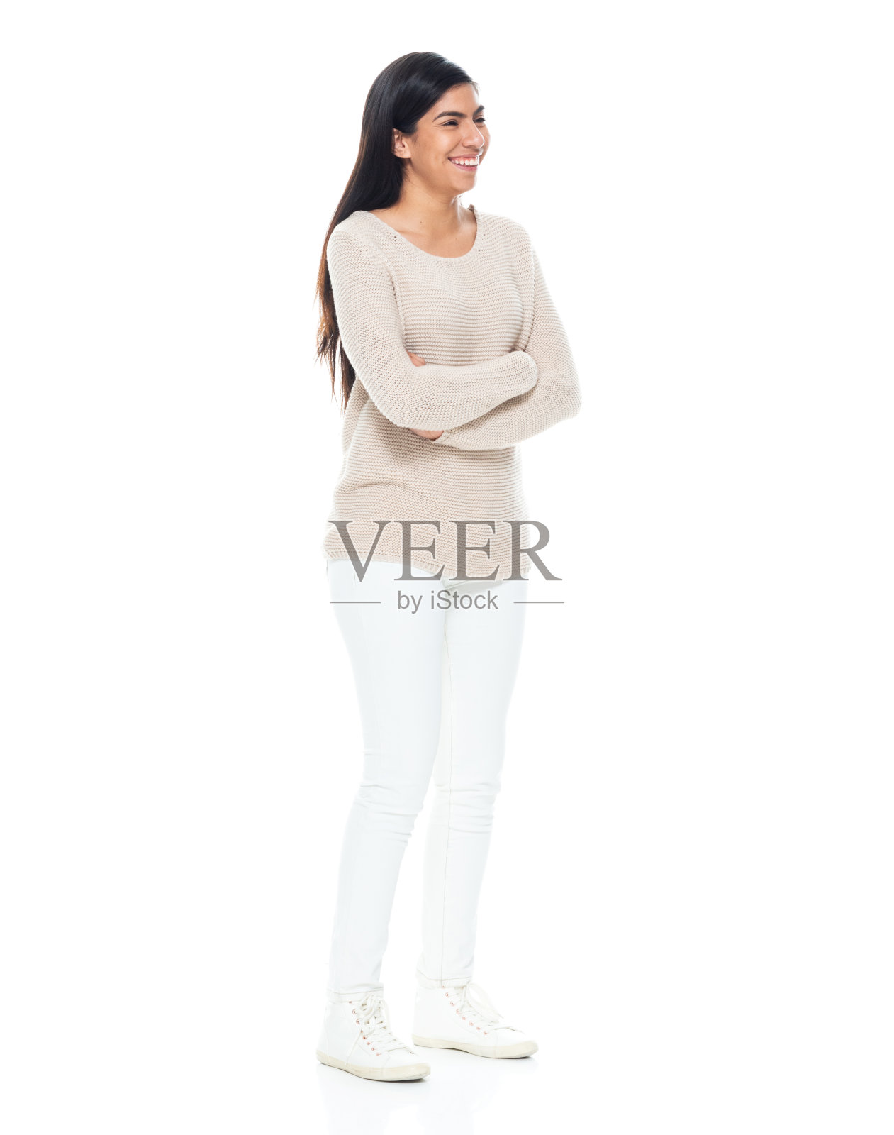 全长/侧视图/侧面视图/一个20-29岁的成年人漂亮的黑发/长头发拉丁美洲和西班牙裔的种族女性/年轻女性站着穿着毛衣/暖和的衣服/双臂交叉的凉爽的态度照片摄影图片