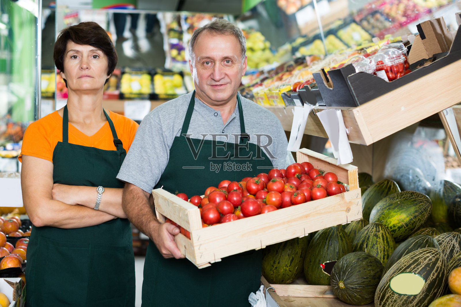 两个卖主在卖红番茄照片摄影图片