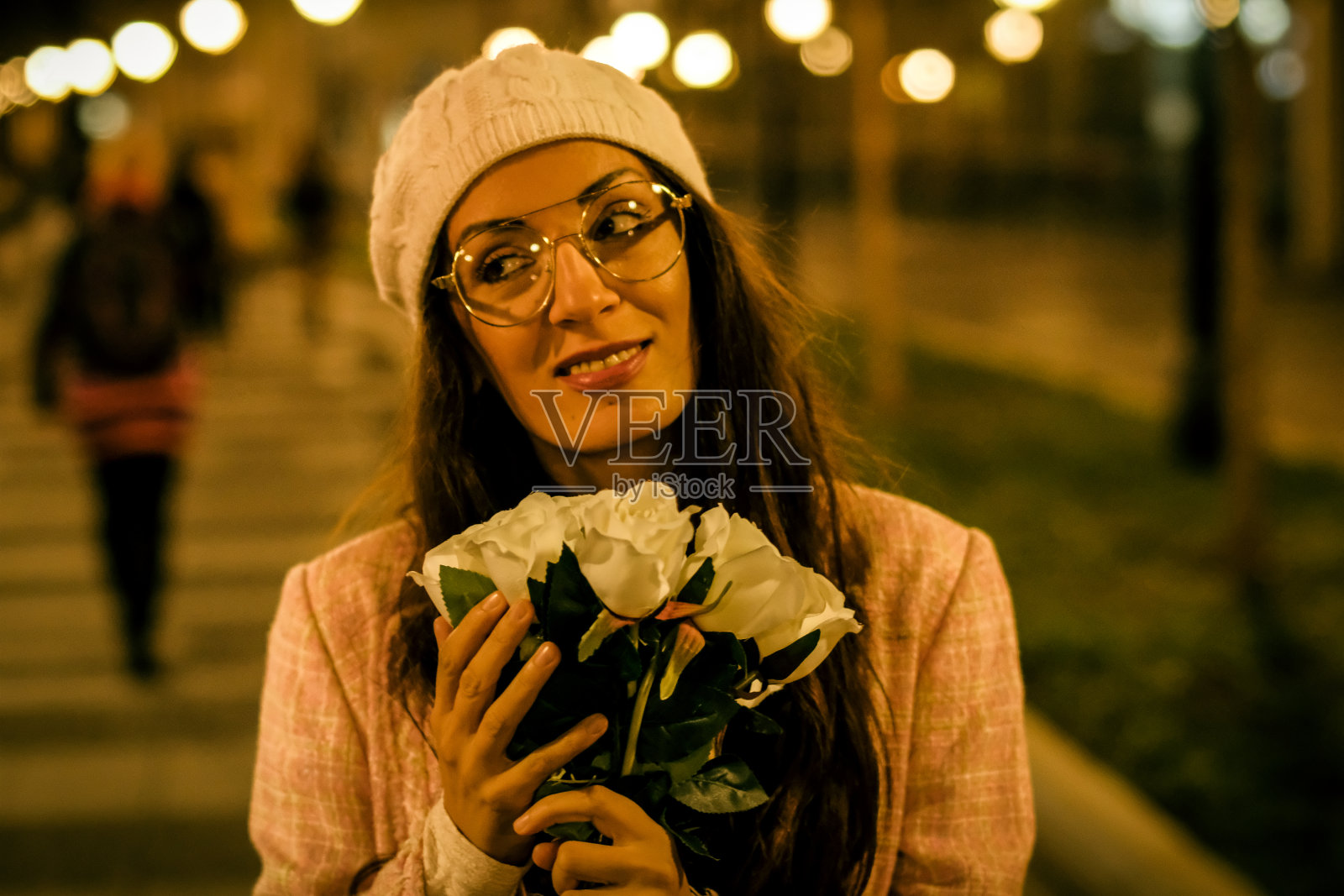 快乐的女士拿着一束新鲜的玫瑰照片摄影图片