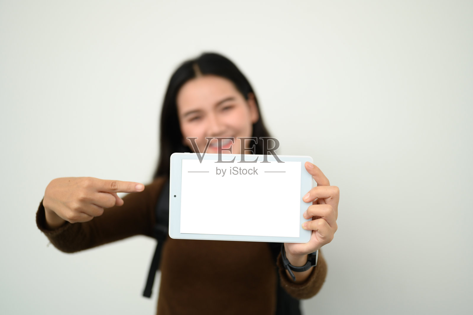 一个拿着白色屏幕的职业女性照片摄影图片