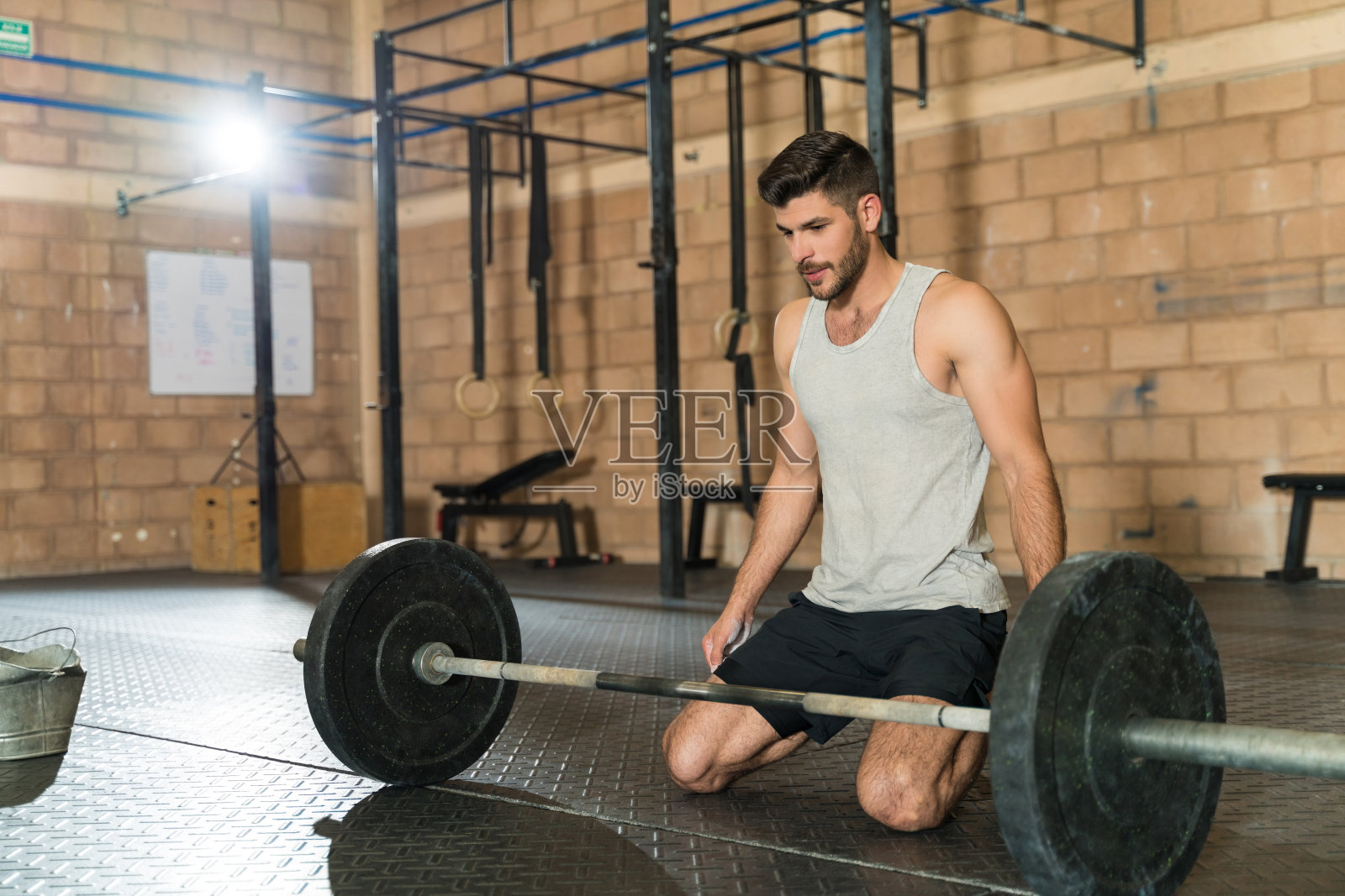交叉训练期间在健身房的运动员照片摄影图片
