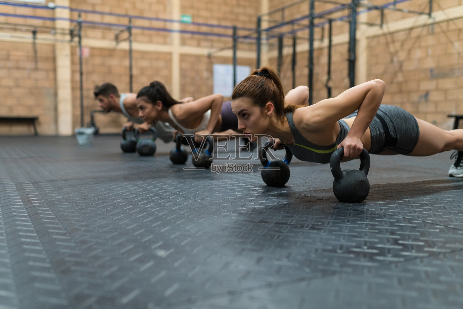 女性和男性在健身俱乐部一起训练照片摄影图片