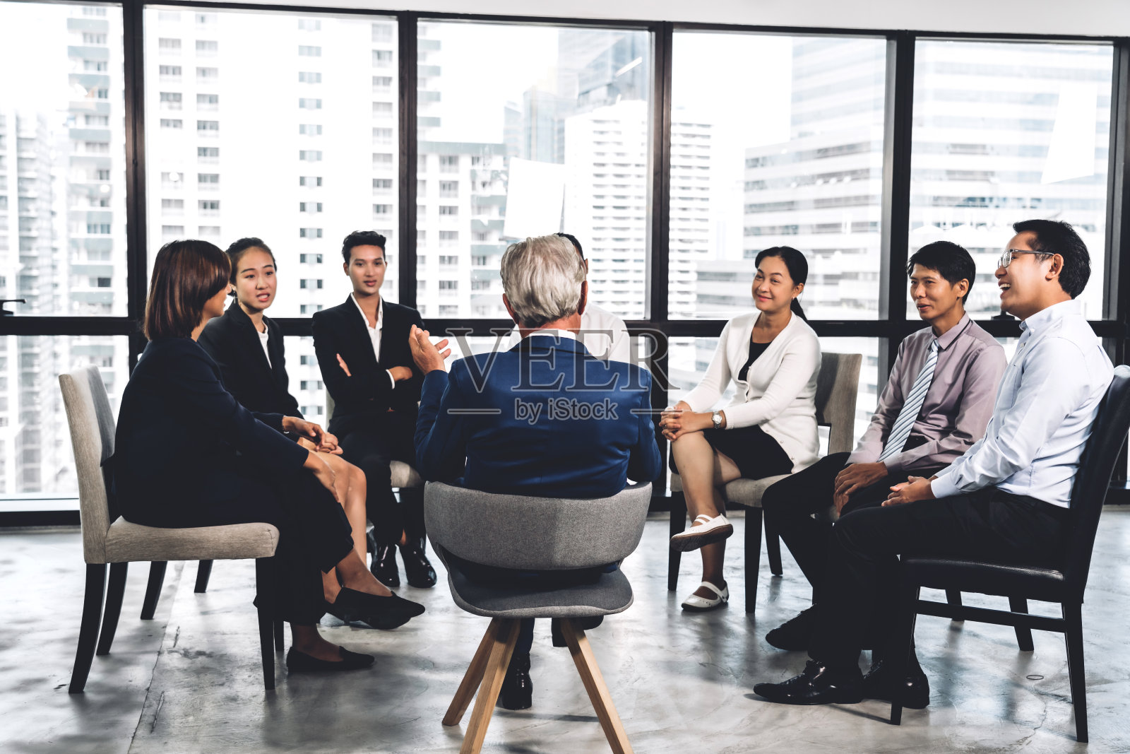 一组商务会议和讨论。创意商务人士在现代办公室展示和规划。团队合作理念照片摄影图片