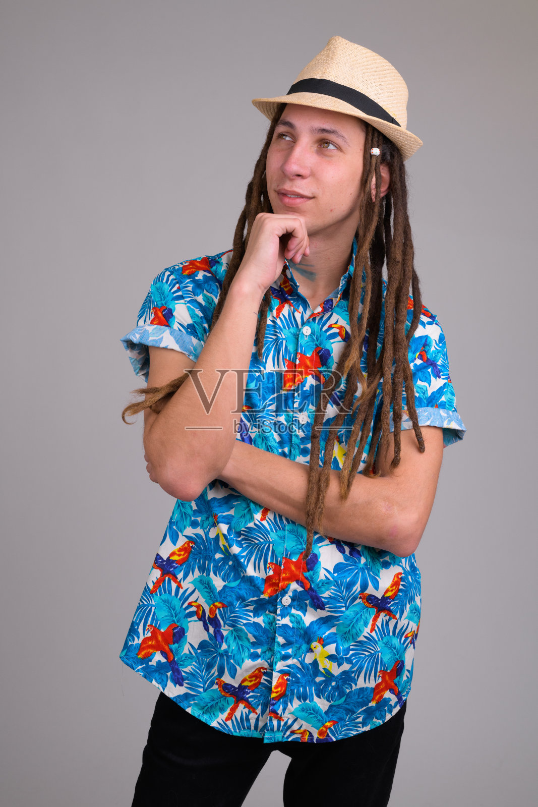 这是一个快乐的年轻游客的肖像，留着长发绺，在思考照片摄影图片