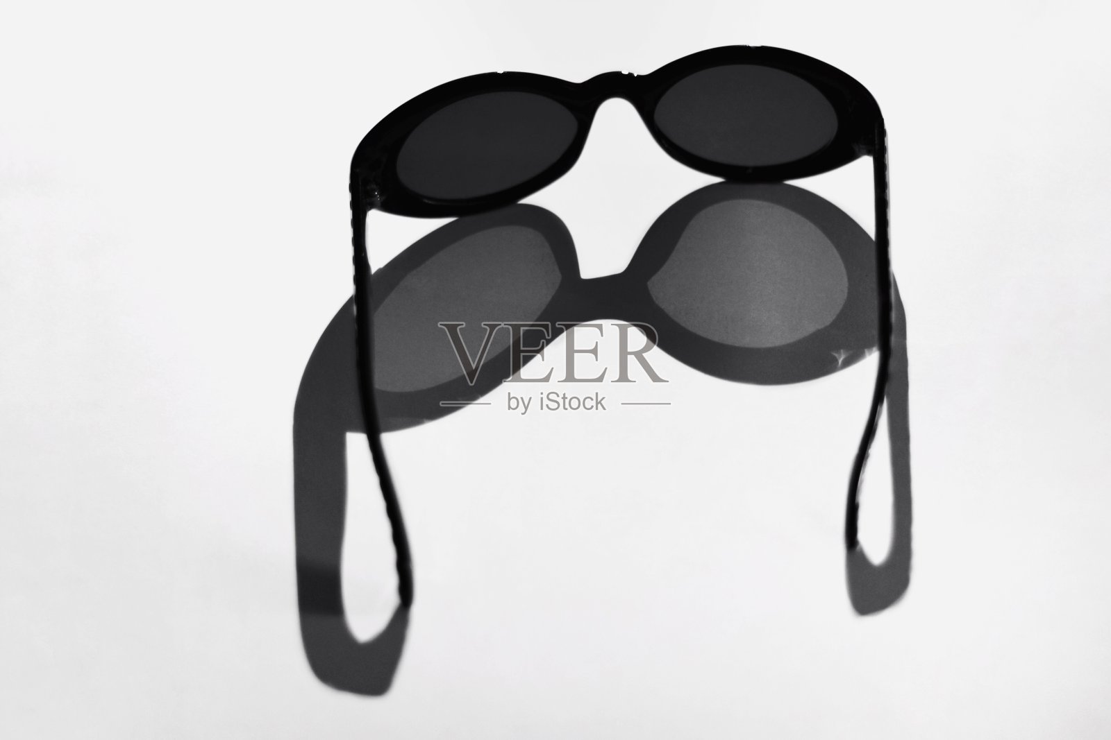 设计师太阳镜及其阴影照片摄影图片