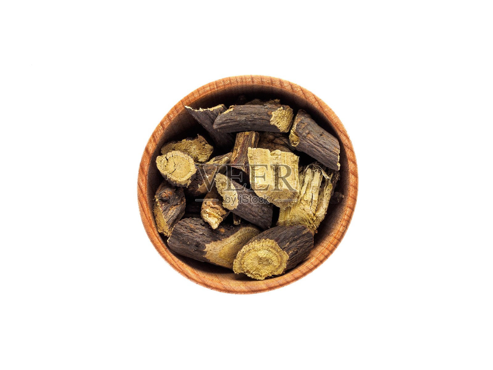 甘草根在木杯上，背景白色照片摄影图片