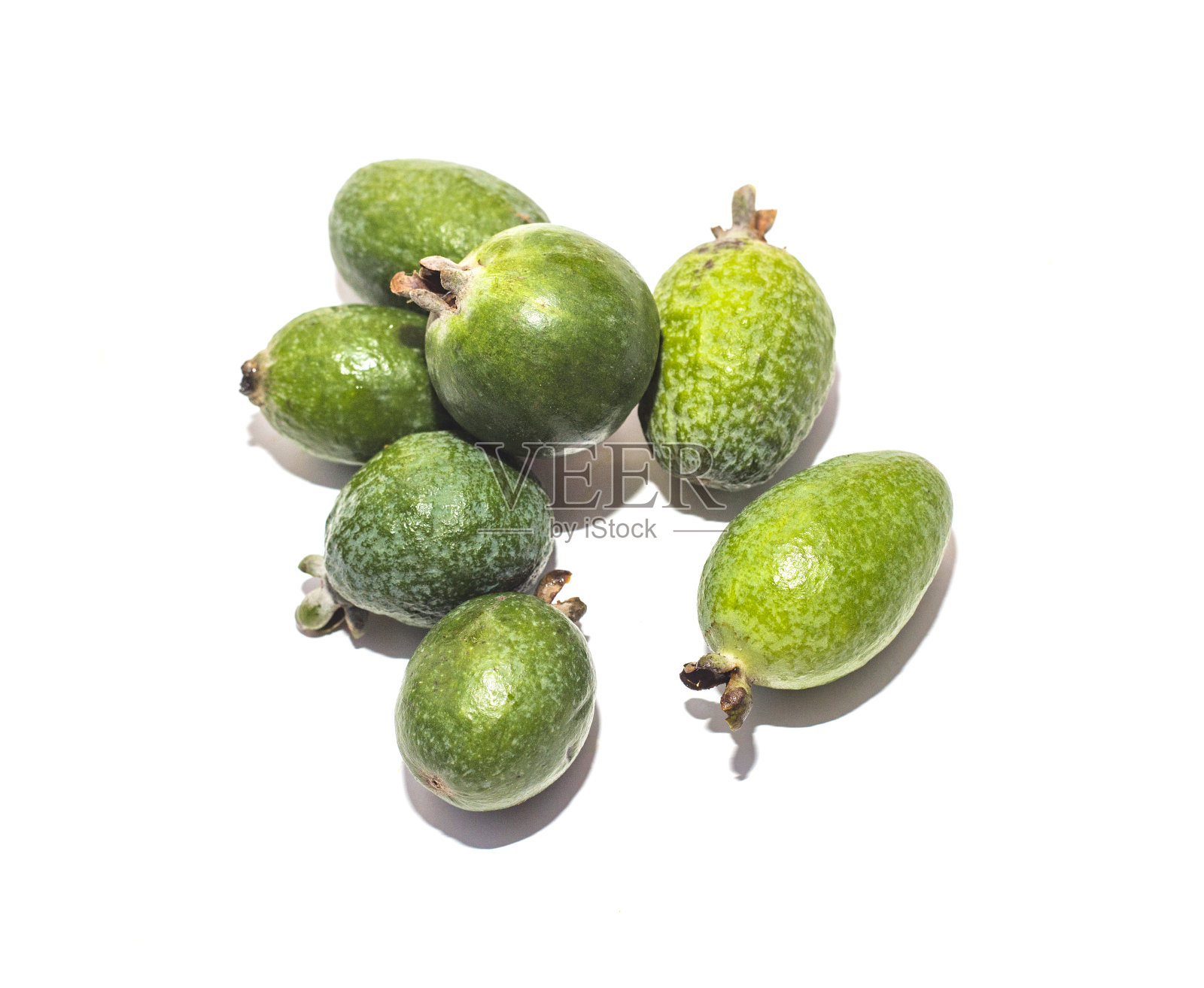 白色背景上的一堆feijoa照片摄影图片