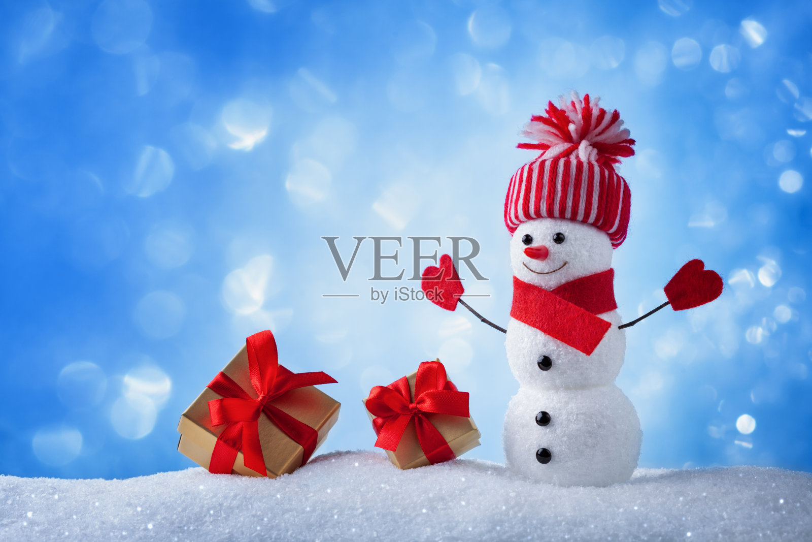 雪人和礼品盒在冬天的雪景。圣诞或新年节日贺卡。照片摄影图片