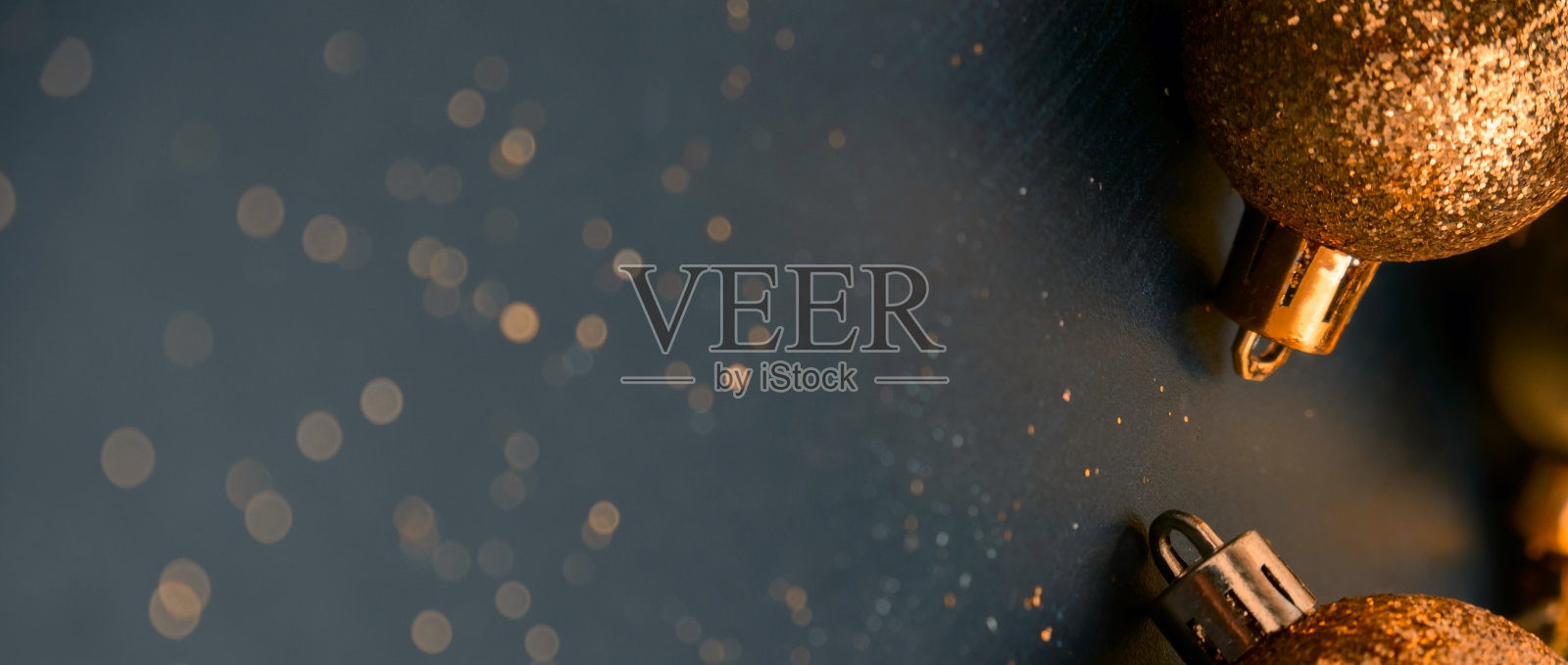 黑色背景上模糊的金色金属圣诞球照片摄影图片