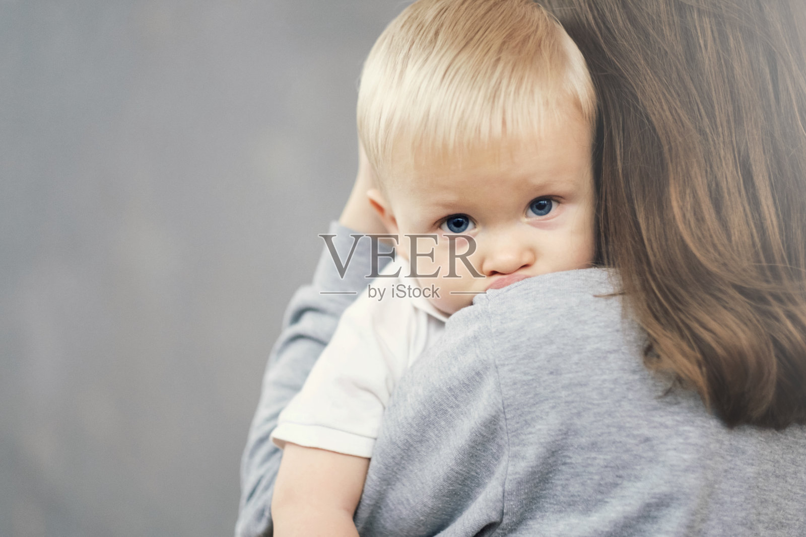 特写母亲拥抱儿子，感情，母子关系照片摄影图片