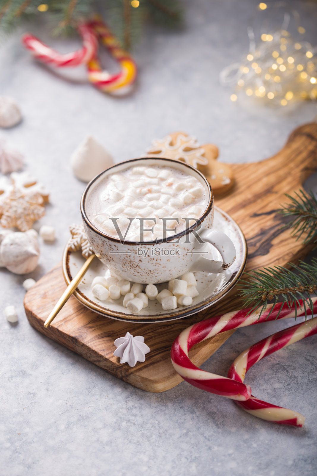 热巧克力可可饮料与棉花糖圣诞彩色杯灰色背景。传统的热饮，节日鸡尾酒在圣诞节或新年照片摄影图片