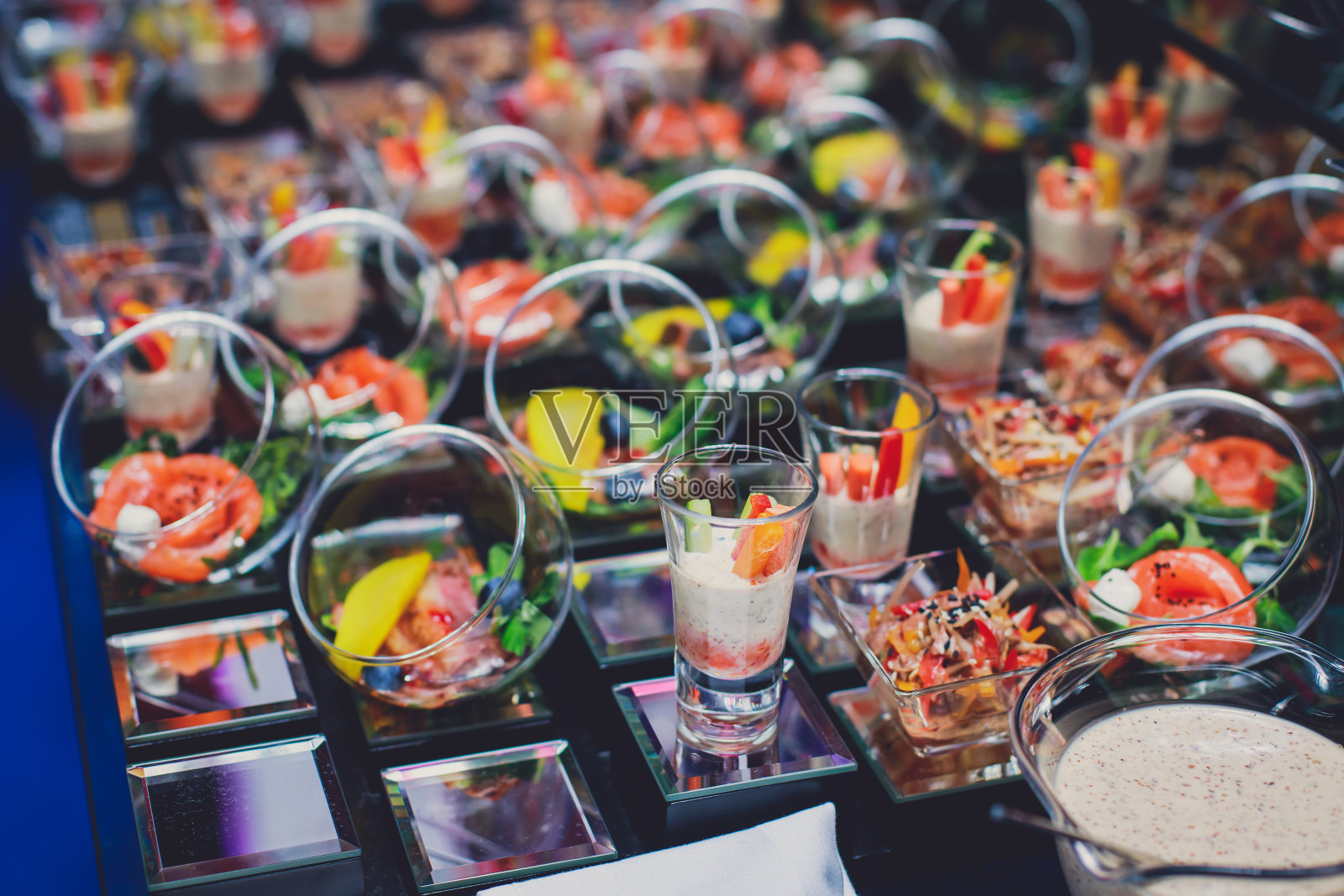 装饰精美的宴会餐桌，在公司的圣诞生日聚会或婚礼上备有不同的小吃和开胃菜，以及不同的素食小吃照片摄影图片