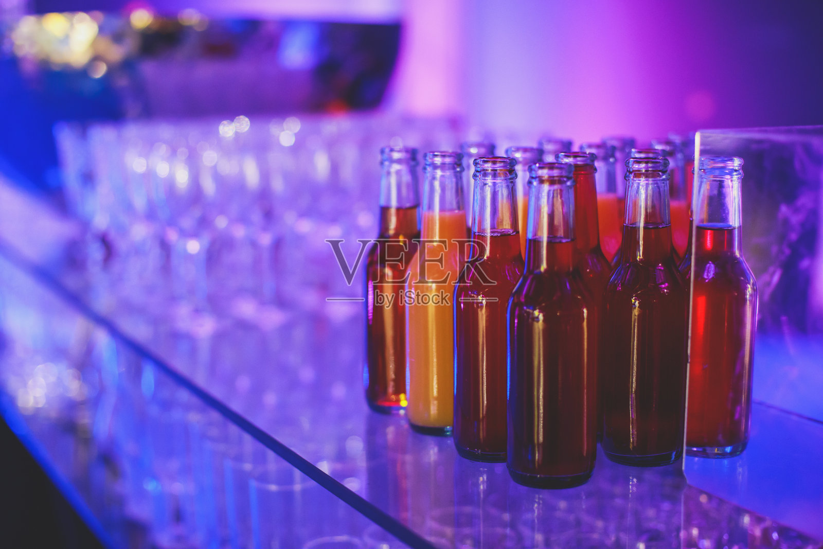 酒席上的酒席布置，一排排不同颜色的酒精鸡尾酒放在宴会上，马提尼、伏特加等酒席上装饰花束照片摄影图片