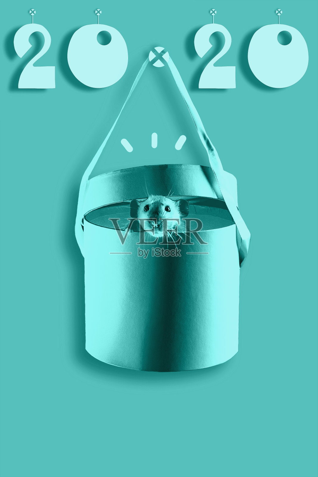 可爱的装饰老鼠在礼物和2020霓虹灯与阴影薄荷背景照片摄影图片