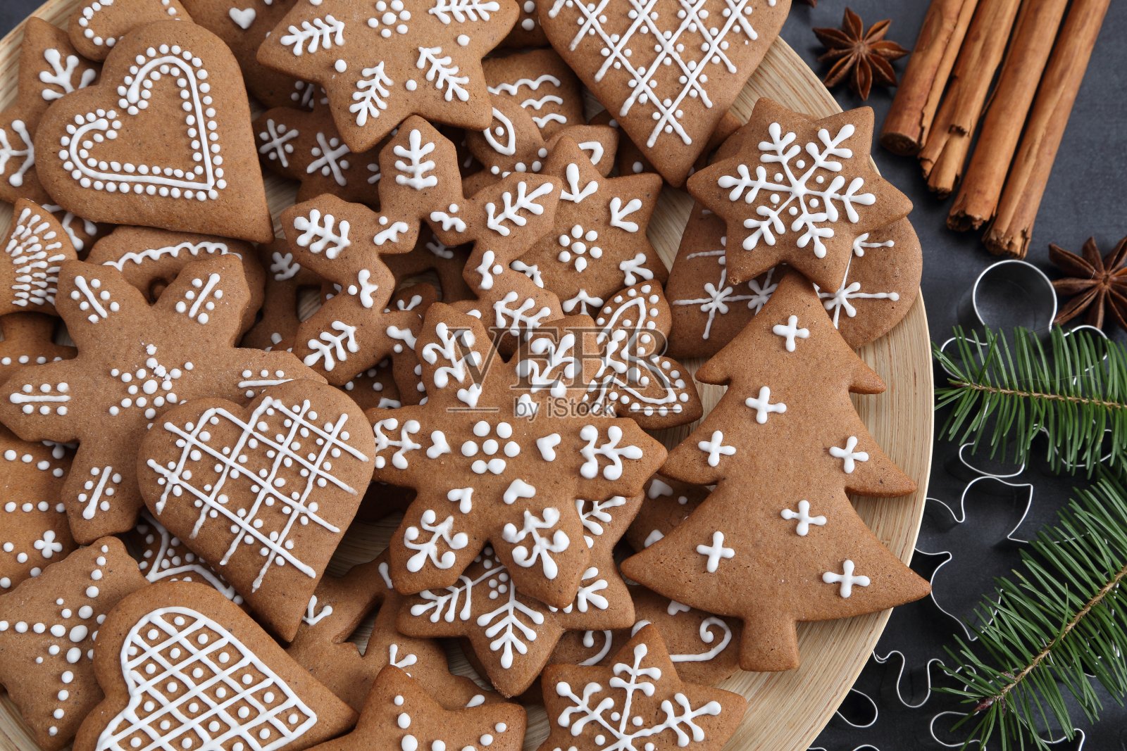 姜饼饼干。照片摄影图片