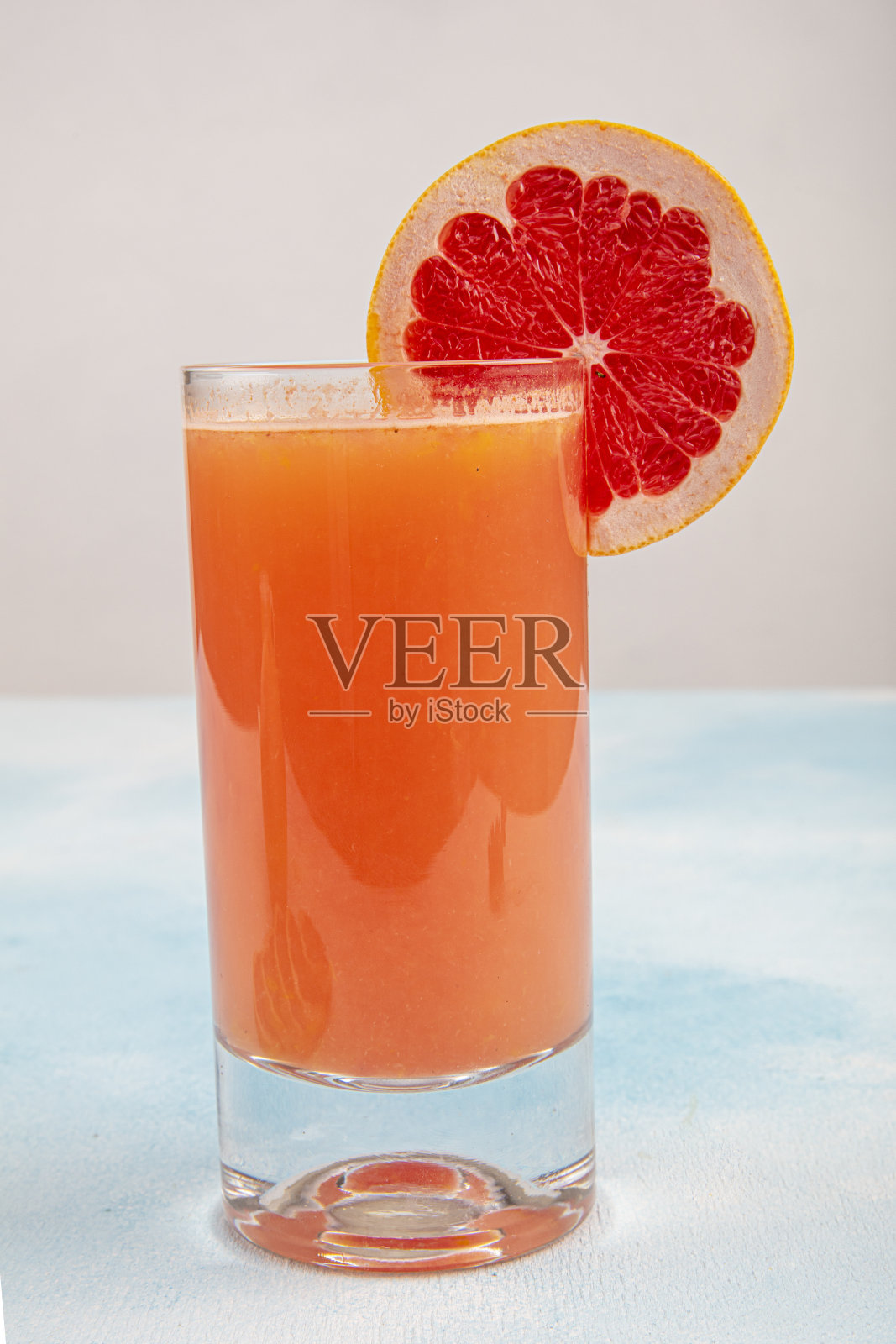 葡萄柚汁和成熟的葡萄柚在木质的背景下照片摄影图片