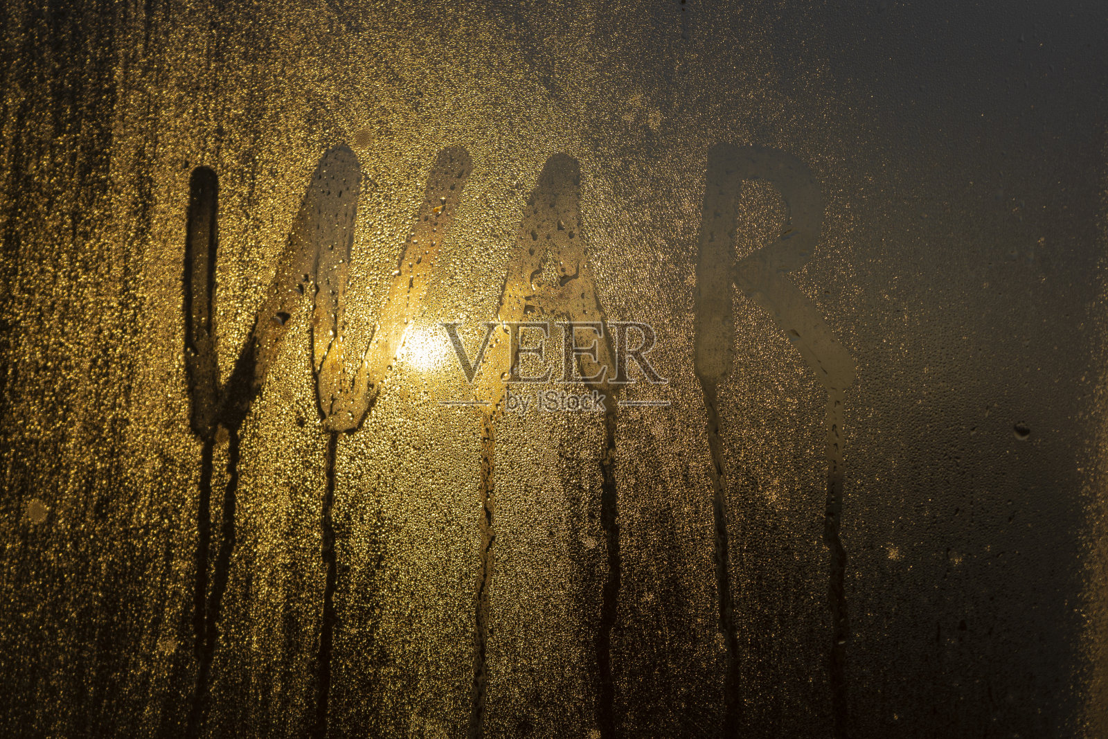 玻璃上的“爱”字样照片摄影图片