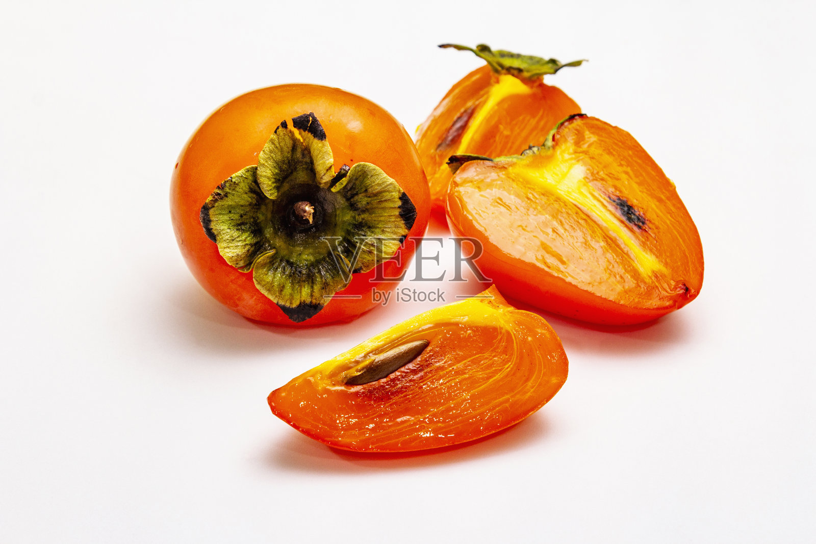 成熟的柿子。新鲜的水果，切成半片。孤立的照片摄影图片