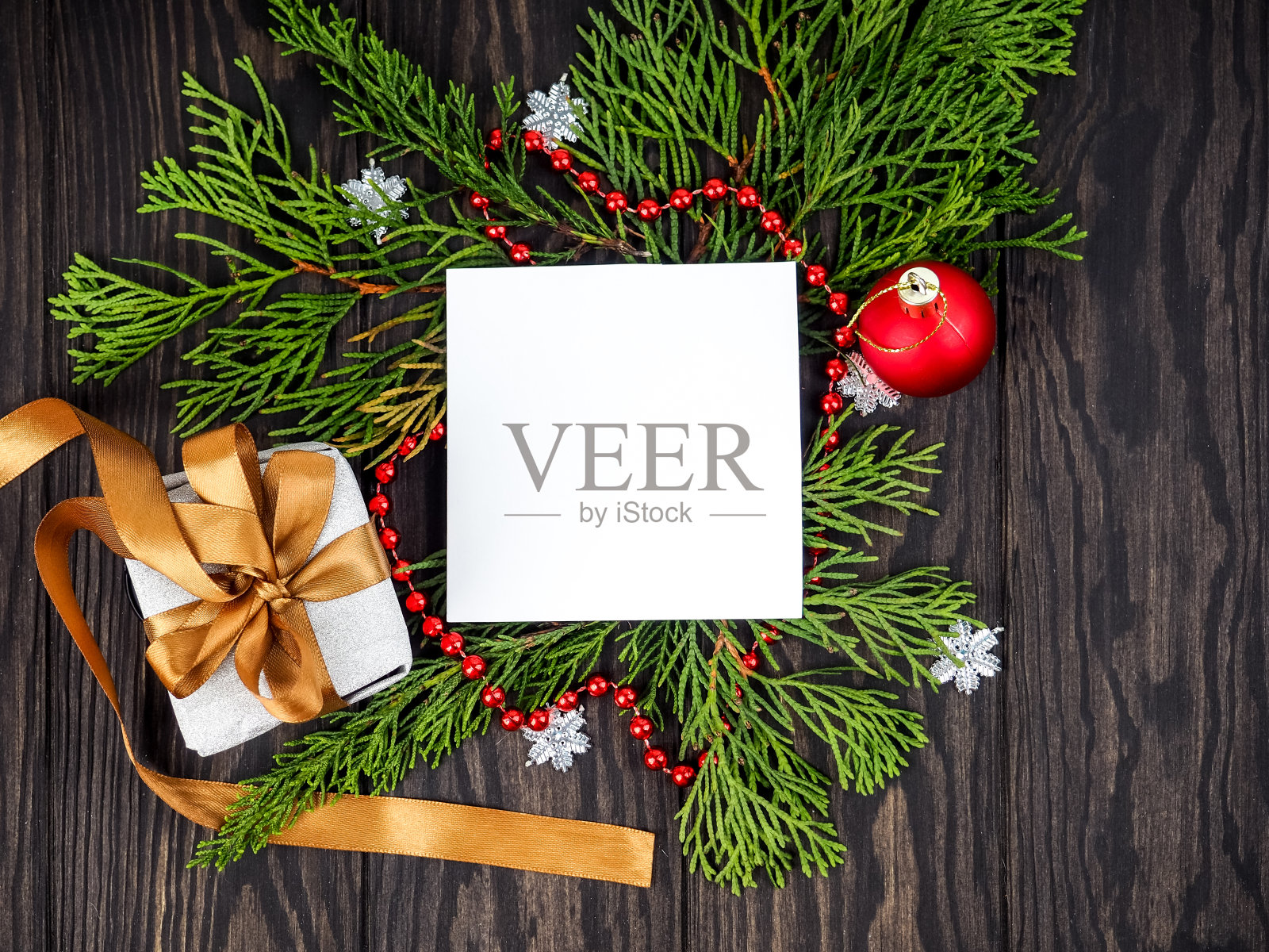 圣诞树和圣诞装饰品的圣诞节框架背景。圣诞快乐贺卡，banner。冬季节日主题。新年快乐。文本空间照片摄影图片