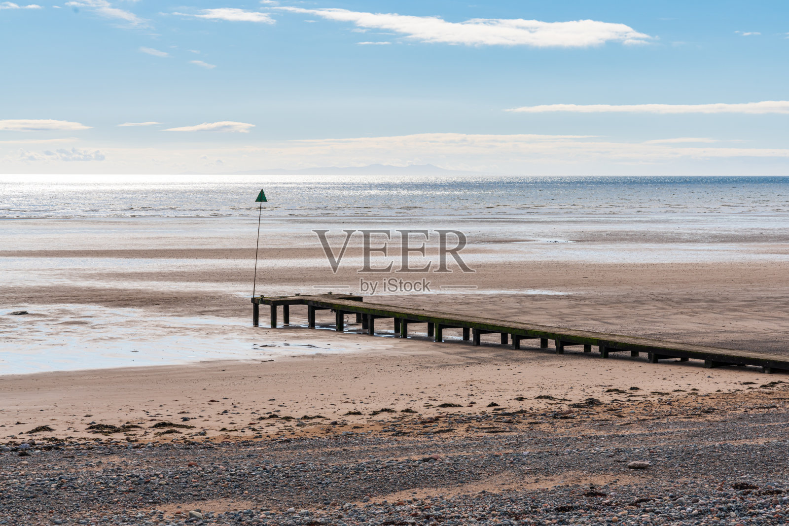 英格兰坎布里亚郡海斯凯尔的一条木制人行道照片摄影图片