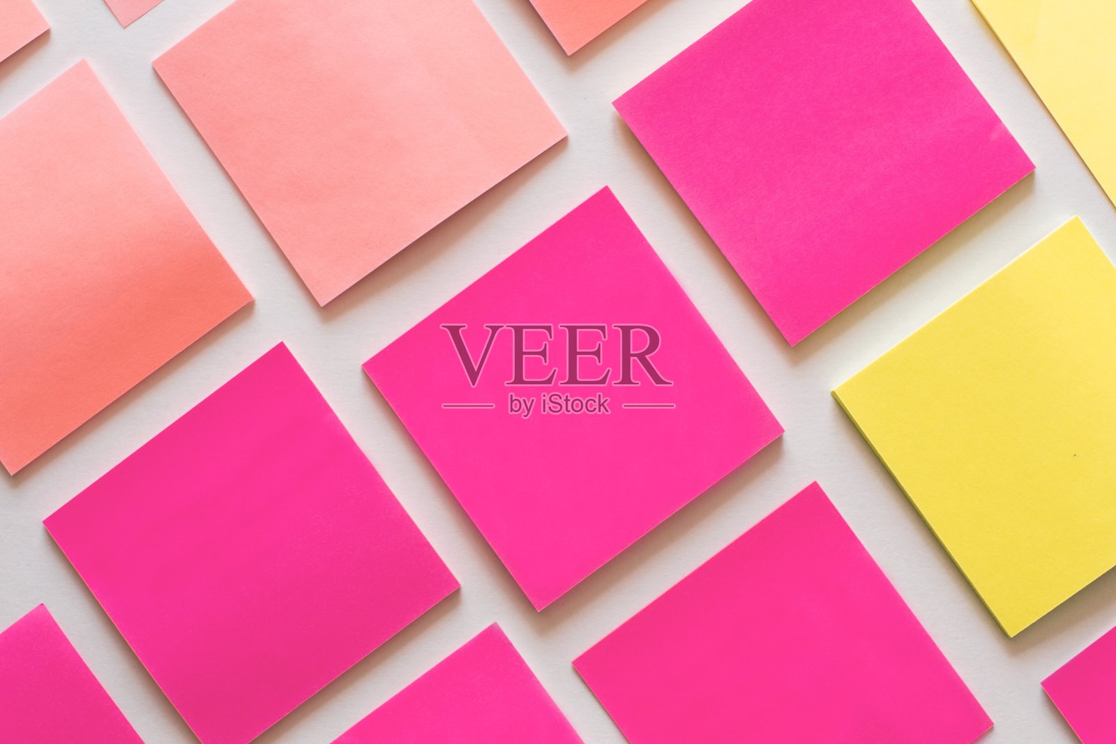 贴在白色的桌子上照片摄影图片