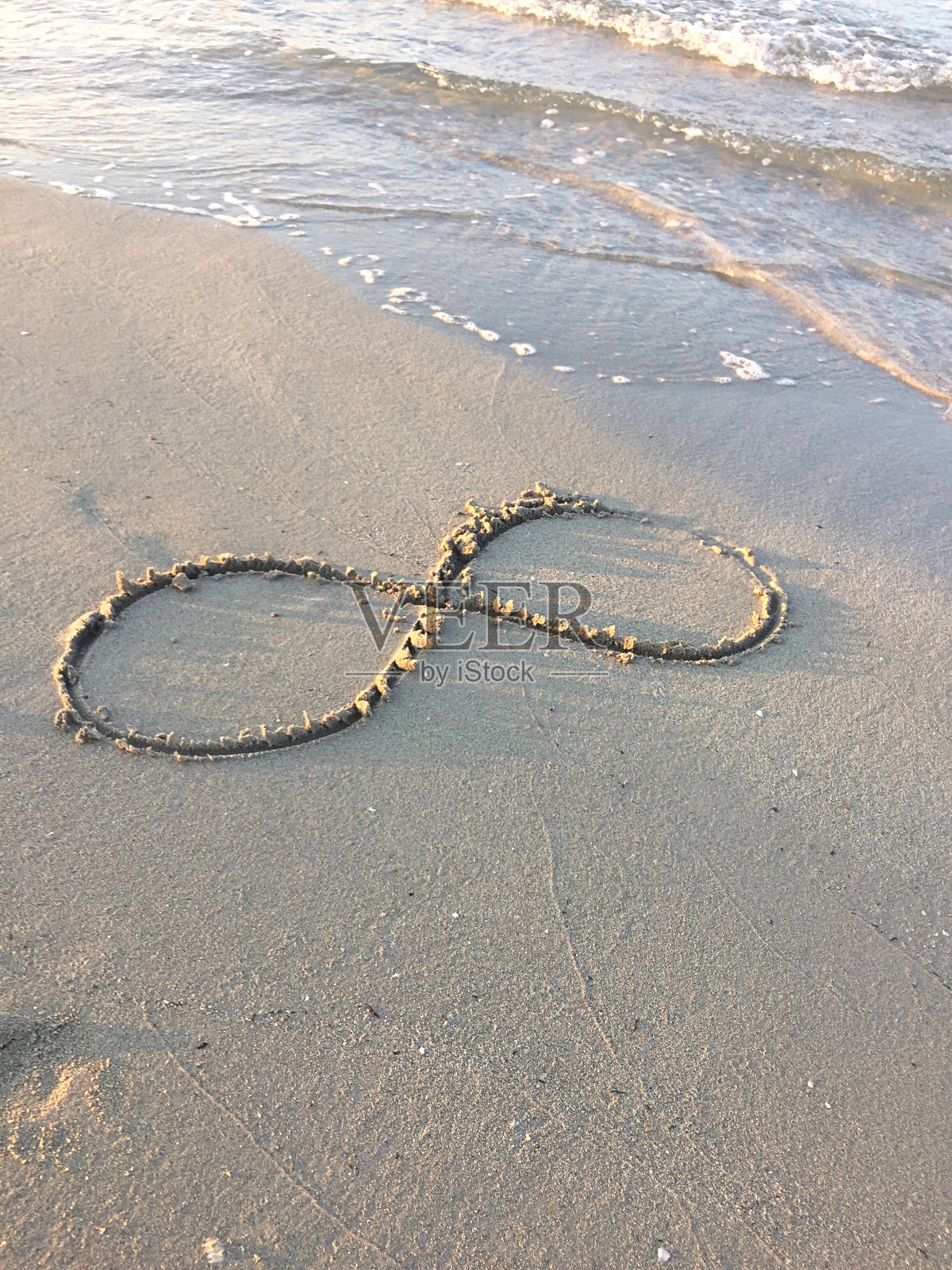 大海边的沙滩上有无限的标志照片摄影图片