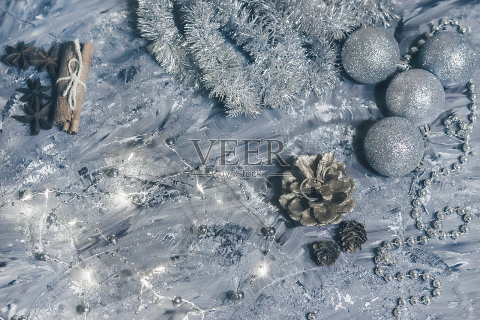 在灰色背景和发光灯的圣诞装饰。平把卡照片摄影图片