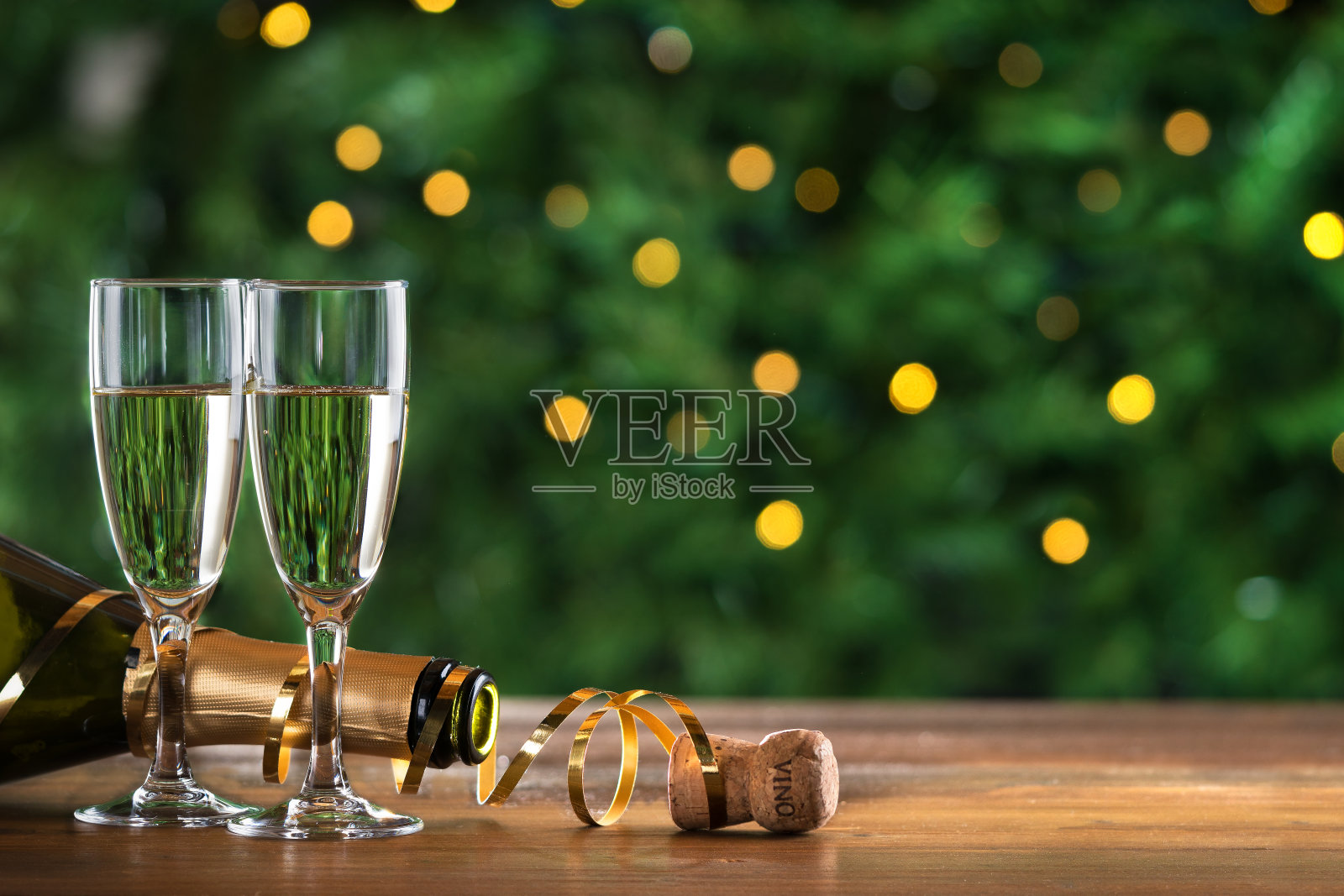 17、新年香槟酒敬酒，灯火散科背景照片摄影图片