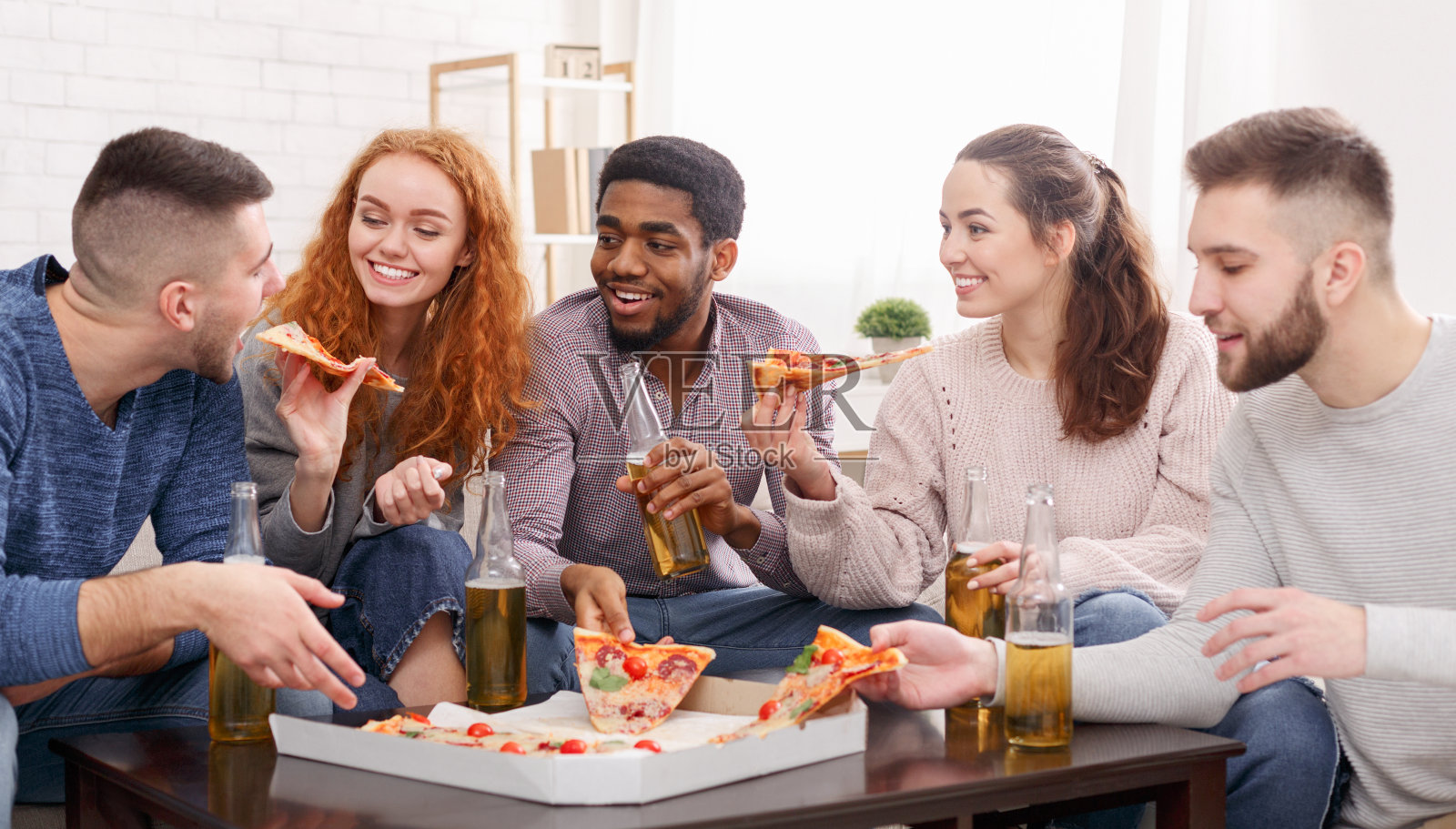 最好的朋友庆祝聚会，喝啤酒，吃披萨照片摄影图片