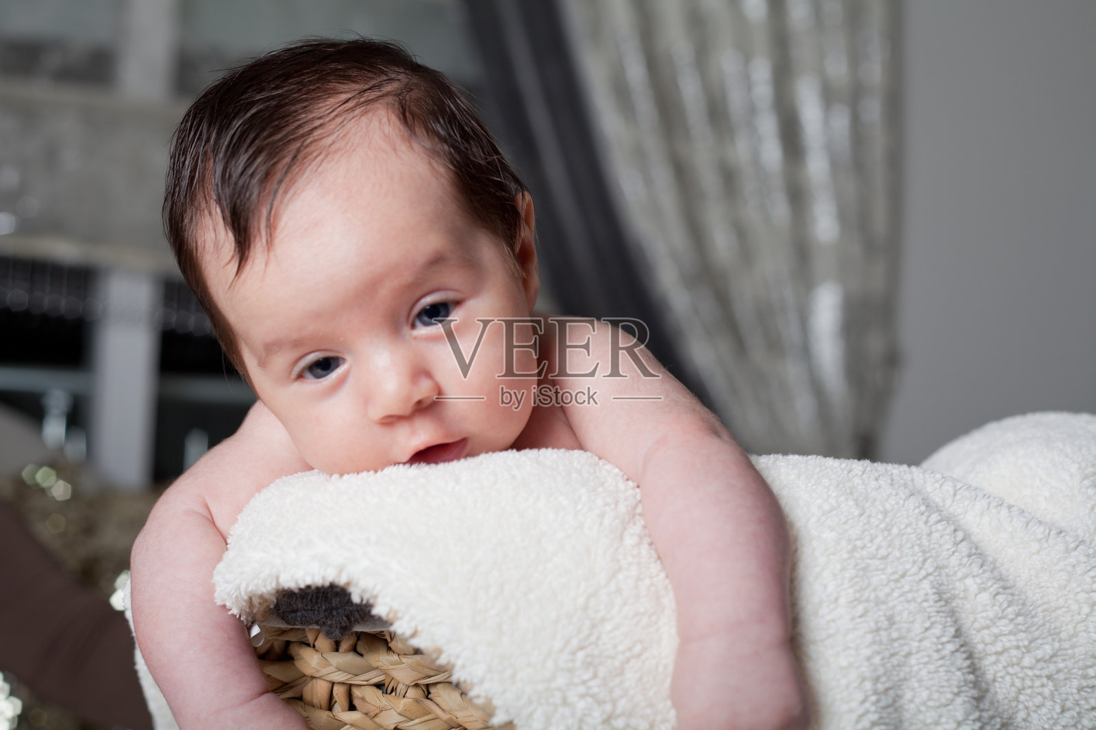 快乐的妈妈和新生儿照片摄影图片