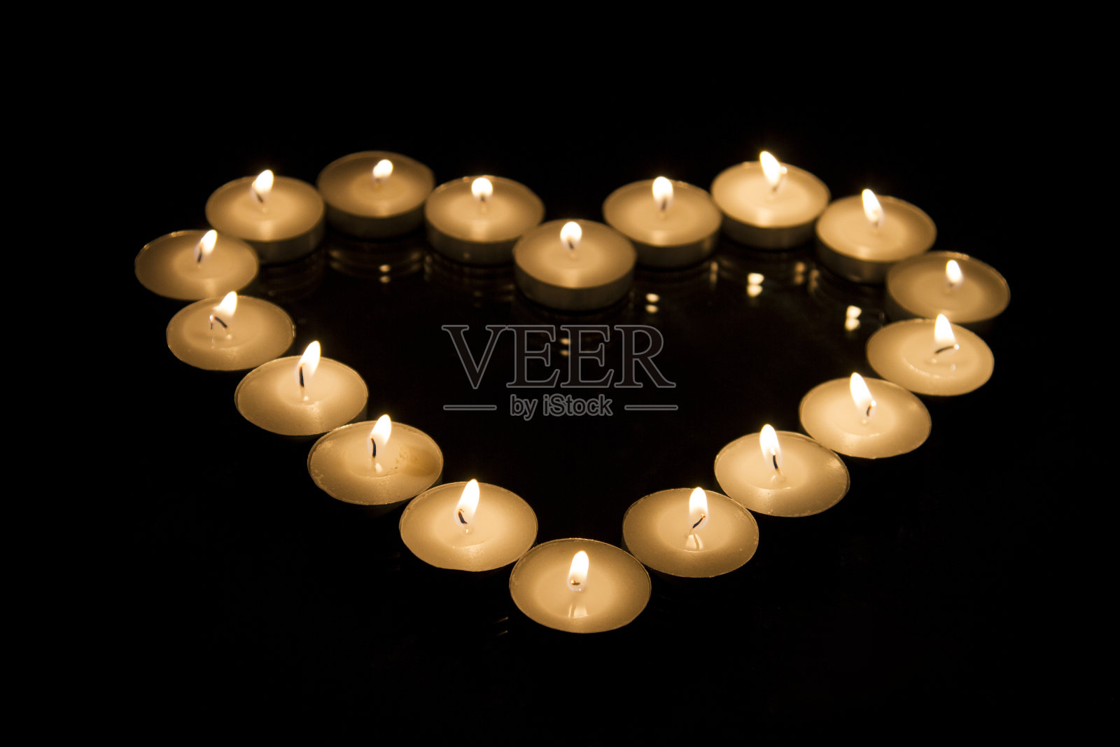 点燃的小蜡烛组成的大爱心照片摄影图片