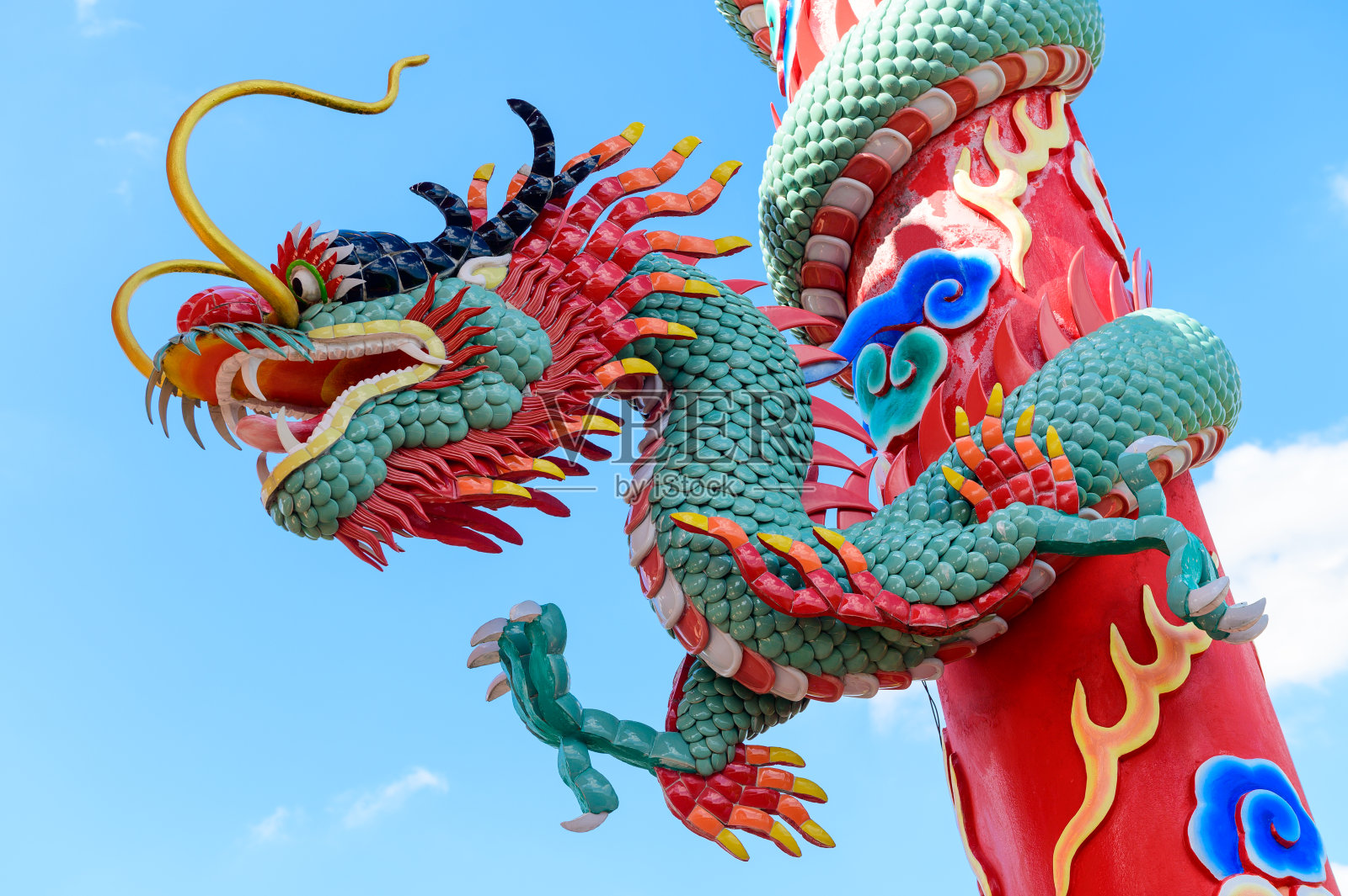 蓝天背景下的中国庙宇龙柱雕塑照片摄影图片