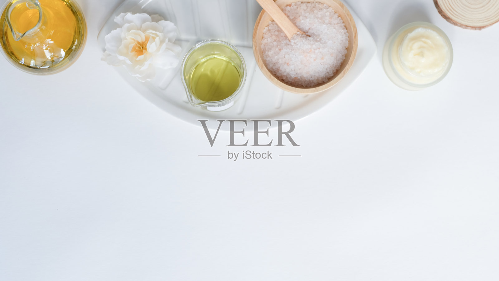 奢华天然成分的Spa和护肤产品。喜马拉雅粉盐及天然按摩精油。照片摄影图片